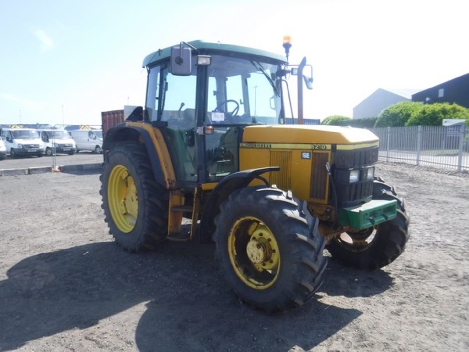 2000 JOHN DEERE 6210 tractor. Reg No W64 RKS s/n 106210Y278541. Hrs not known. Engine starting issu - Image 23 of 35