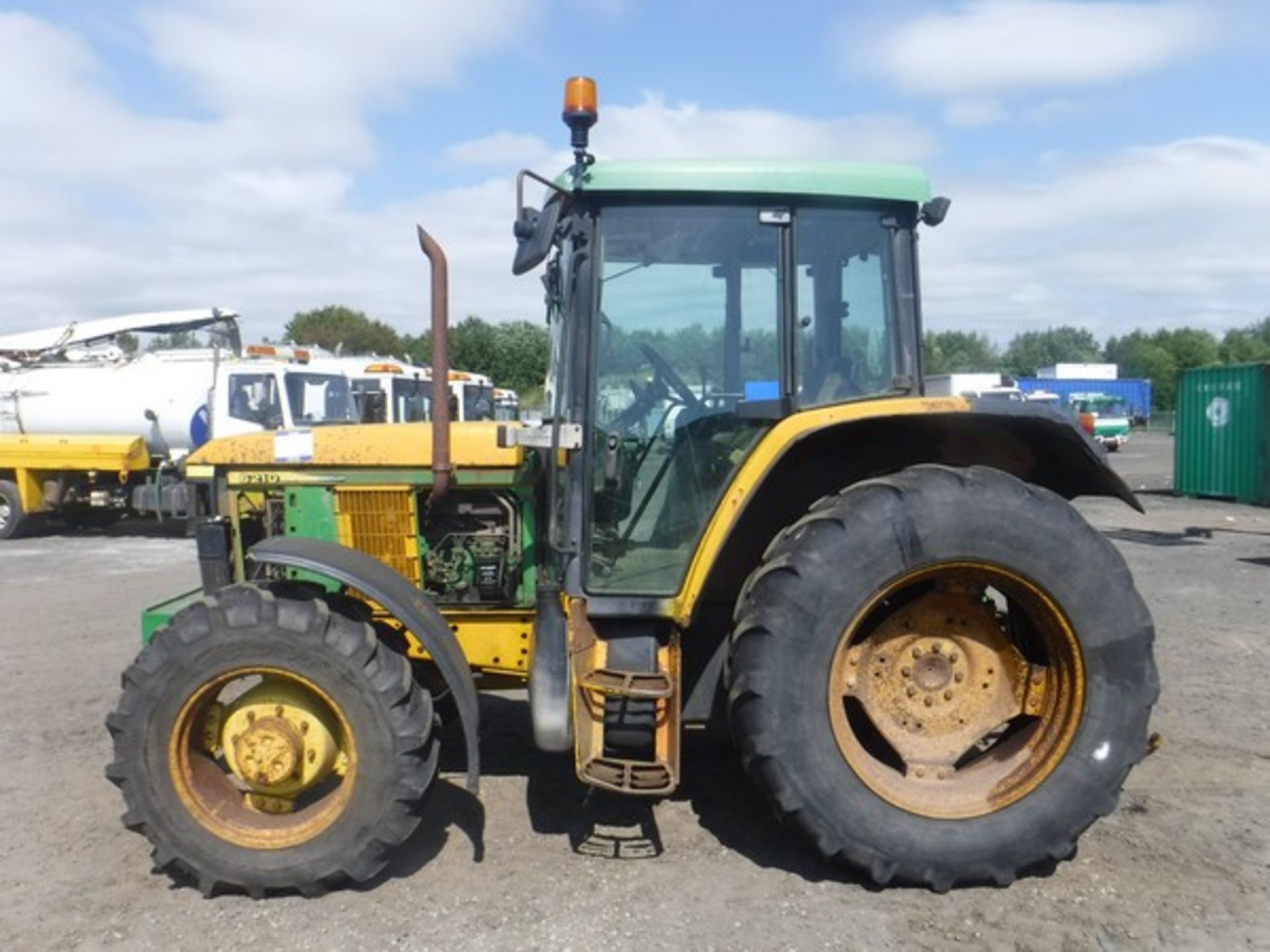 2000 JOHN DEERE 6210 tractor. Reg No W64 RKS s/n 106210Y278541. Hrs not known. Engine starting issu - Bild 33 aus 35