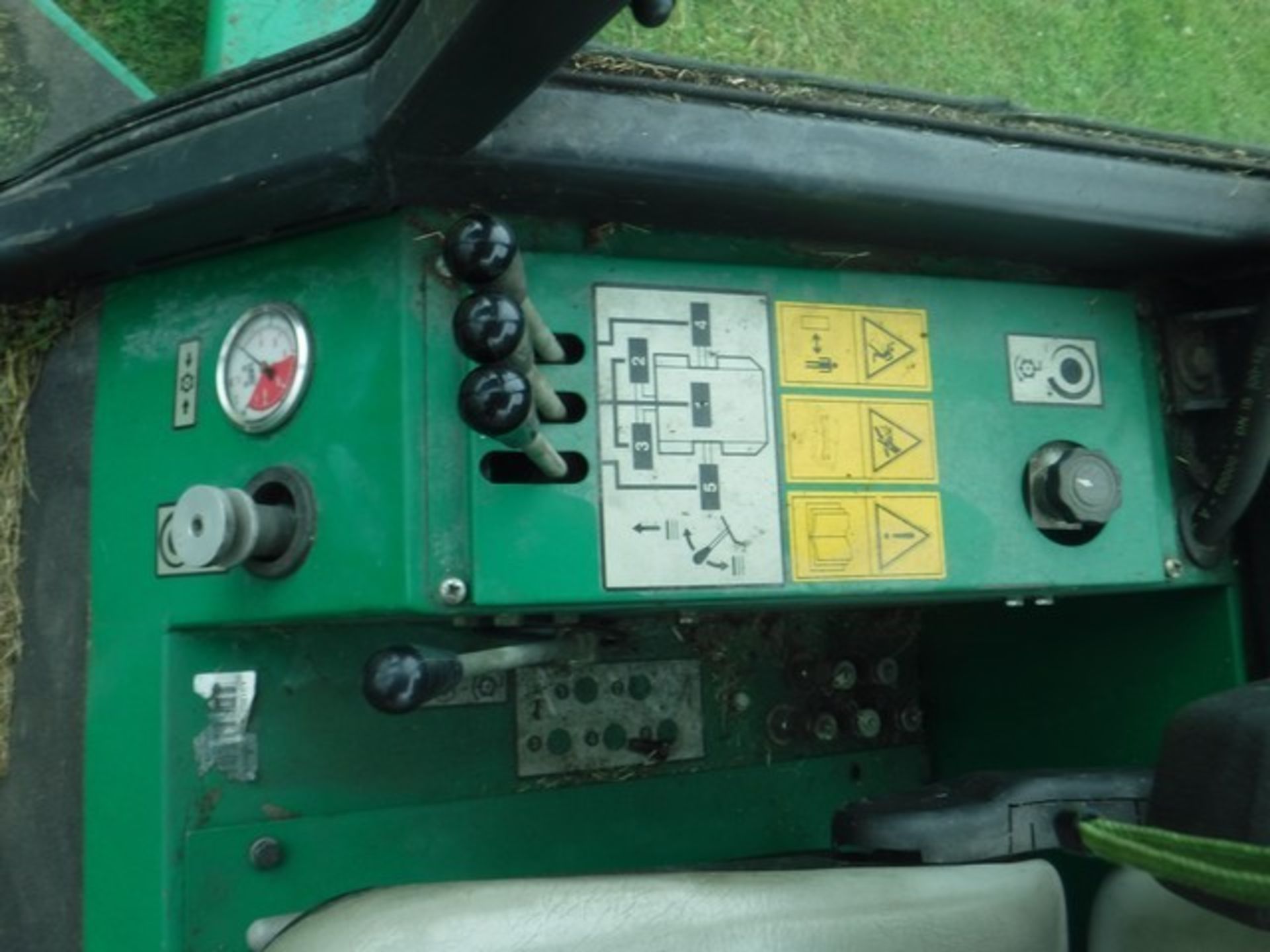2003 RANSOMES 5 Gang ride on mower. Reg No SN03HLD. 4407hrs (correct) c/w Ransomes safety cab - Image 10 of 34