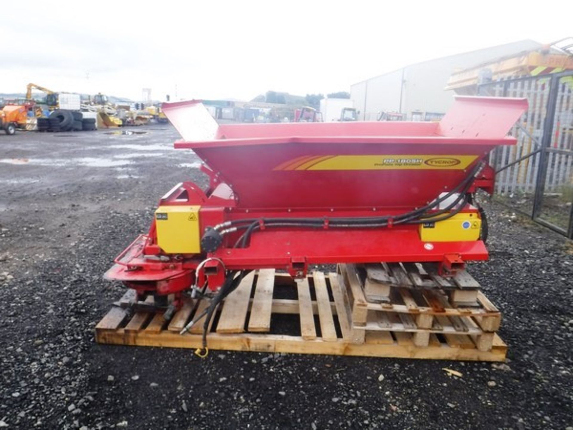 TYCROP PRO pass mounted spreader. S/N 20968100035786