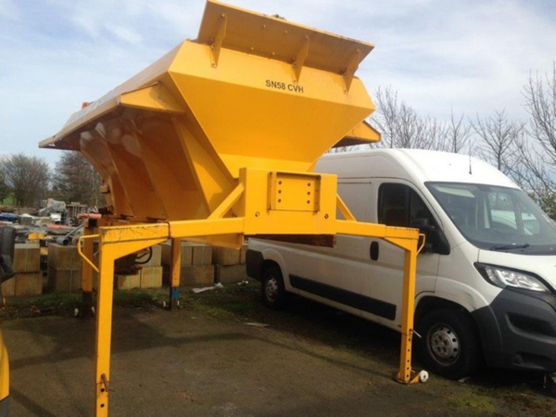 2004 ECON WZCQHJ46 body gritter s/n 37770 Reg No SN58 CVH (861) **To be sold from Errol auction s - Image 6 of 12
