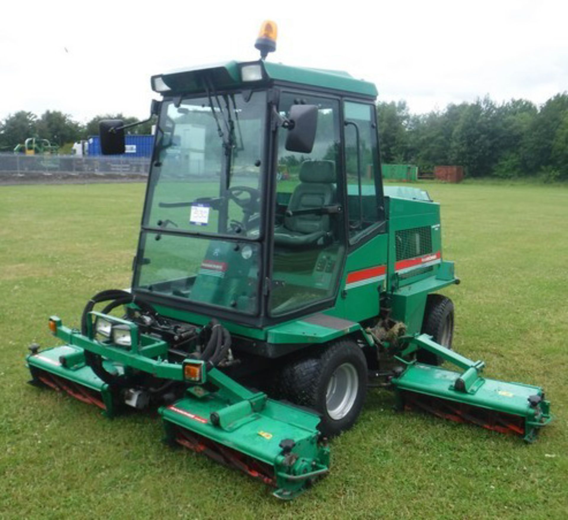 2003 RANSOMES 5 Gang ride on mower. Reg No SN03HLD. 4407hrs (correct) c/w Ransomes safety cab - Image 4 of 34