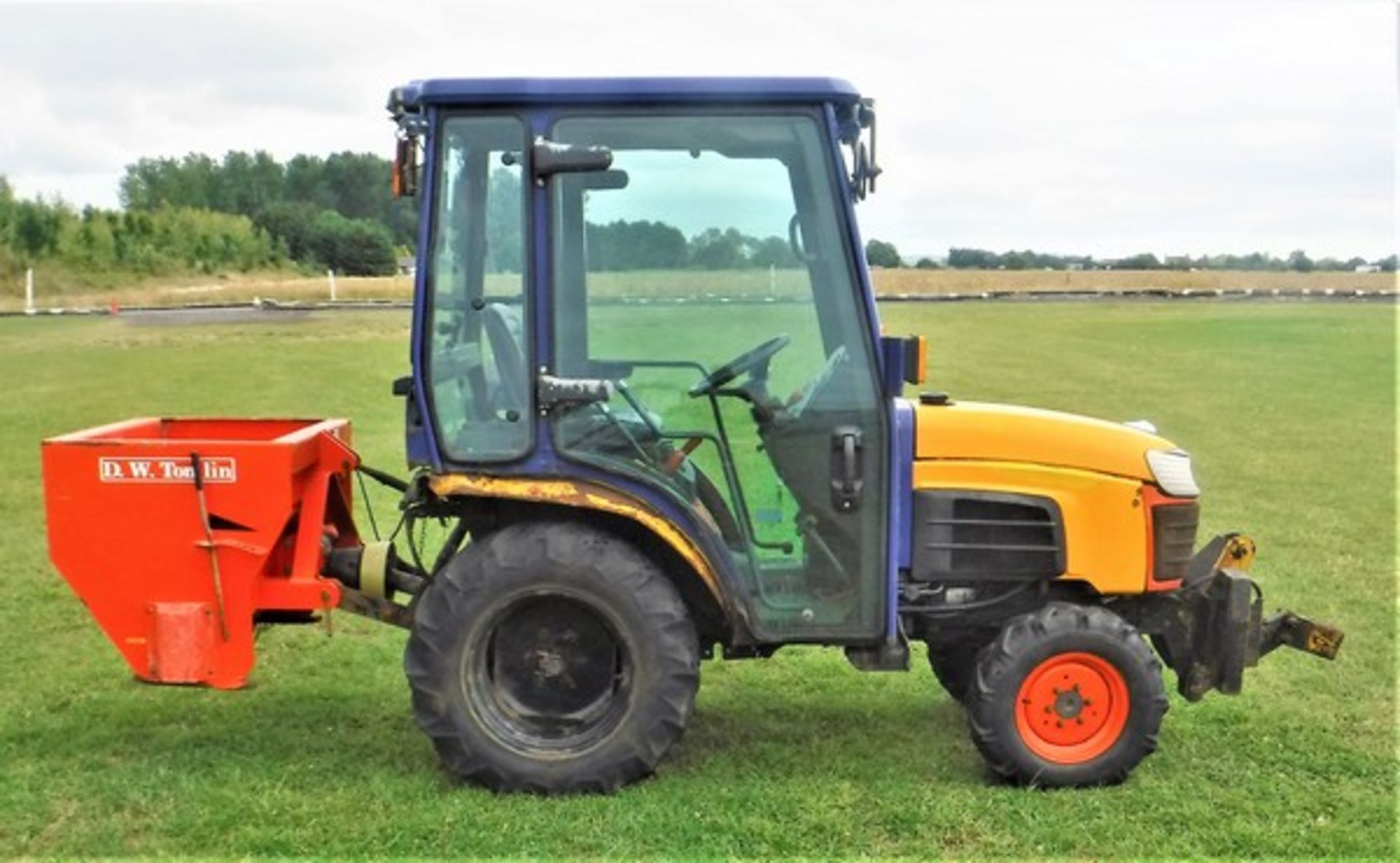 2008 KUBOTA B5 mini tractor c/w mounted PTO driven D W Tomlin salt spreader Reg No SN58 EVJ. ID No - - Image 14 of 19