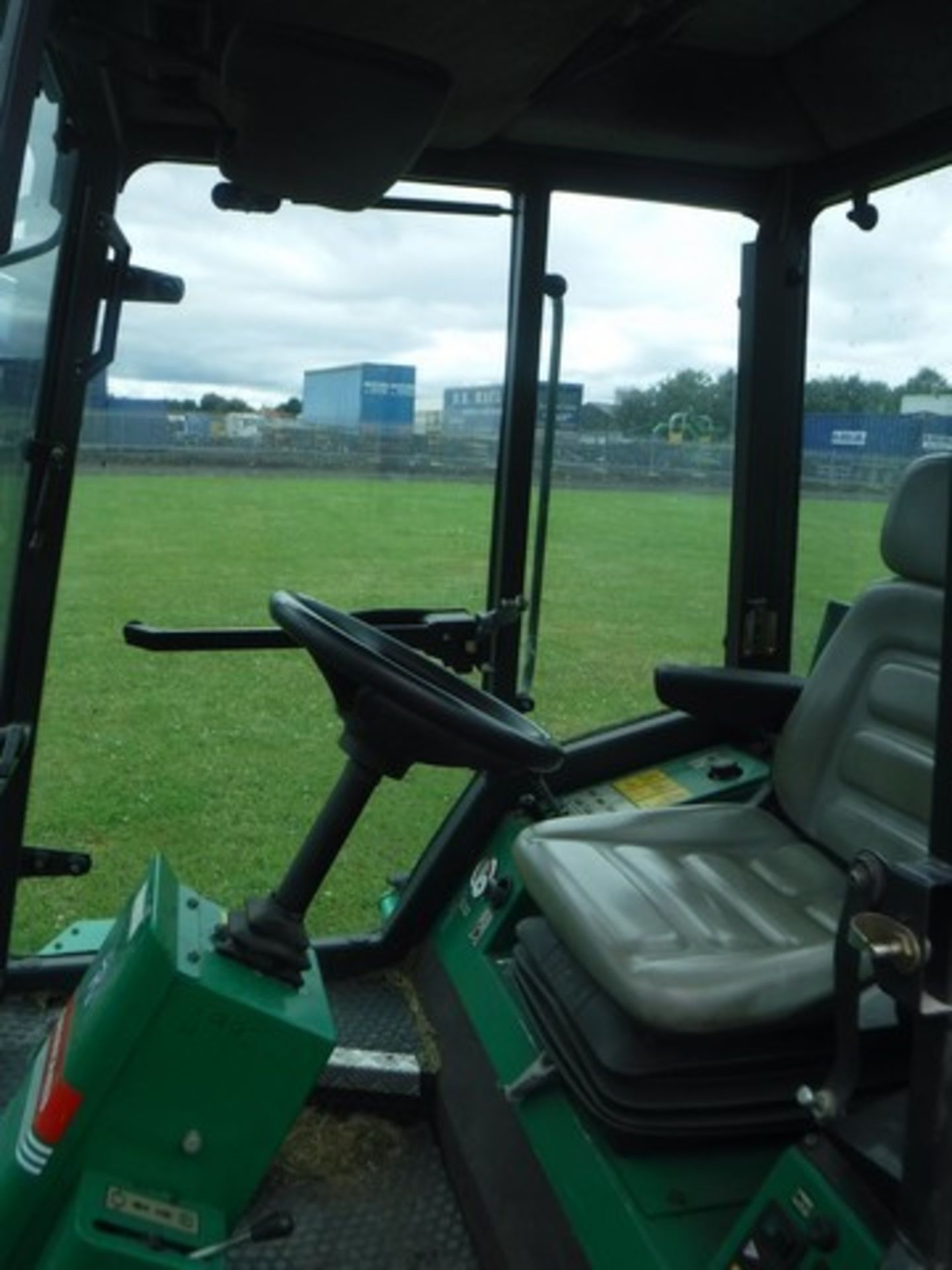 2003 RANSOMES 5 Gang ride on mower. Reg No SN03HLD. 4407hrs (correct) c/w Ransomes safety cab - Image 8 of 34