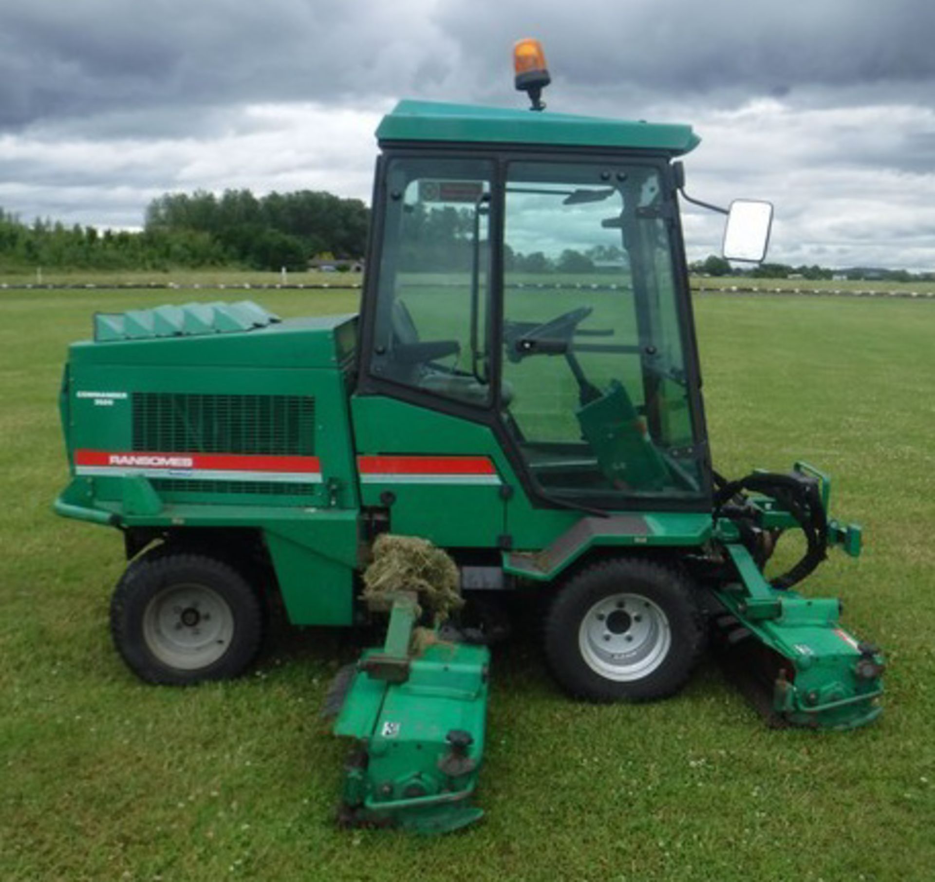 2003 RANSOMES 5 Gang ride on mower. Reg No SN03HLD. 4407hrs (correct) c/w Ransomes safety cab - Image 23 of 34