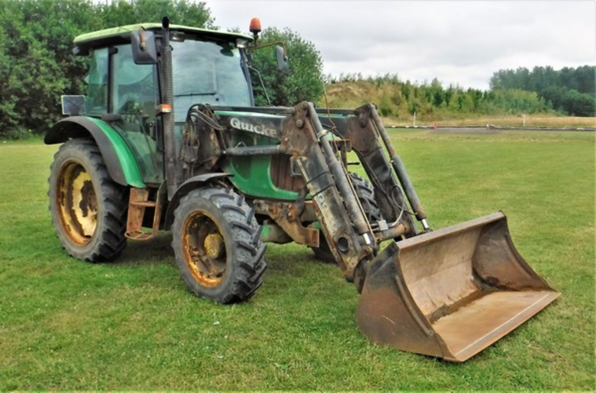 2004 JOHN DEERE 5720 c/w Quicke Q940 loader & bucket. Tractor VIN - L05720E434442. Reg No SY54 CDN 2 - Image 7 of 14