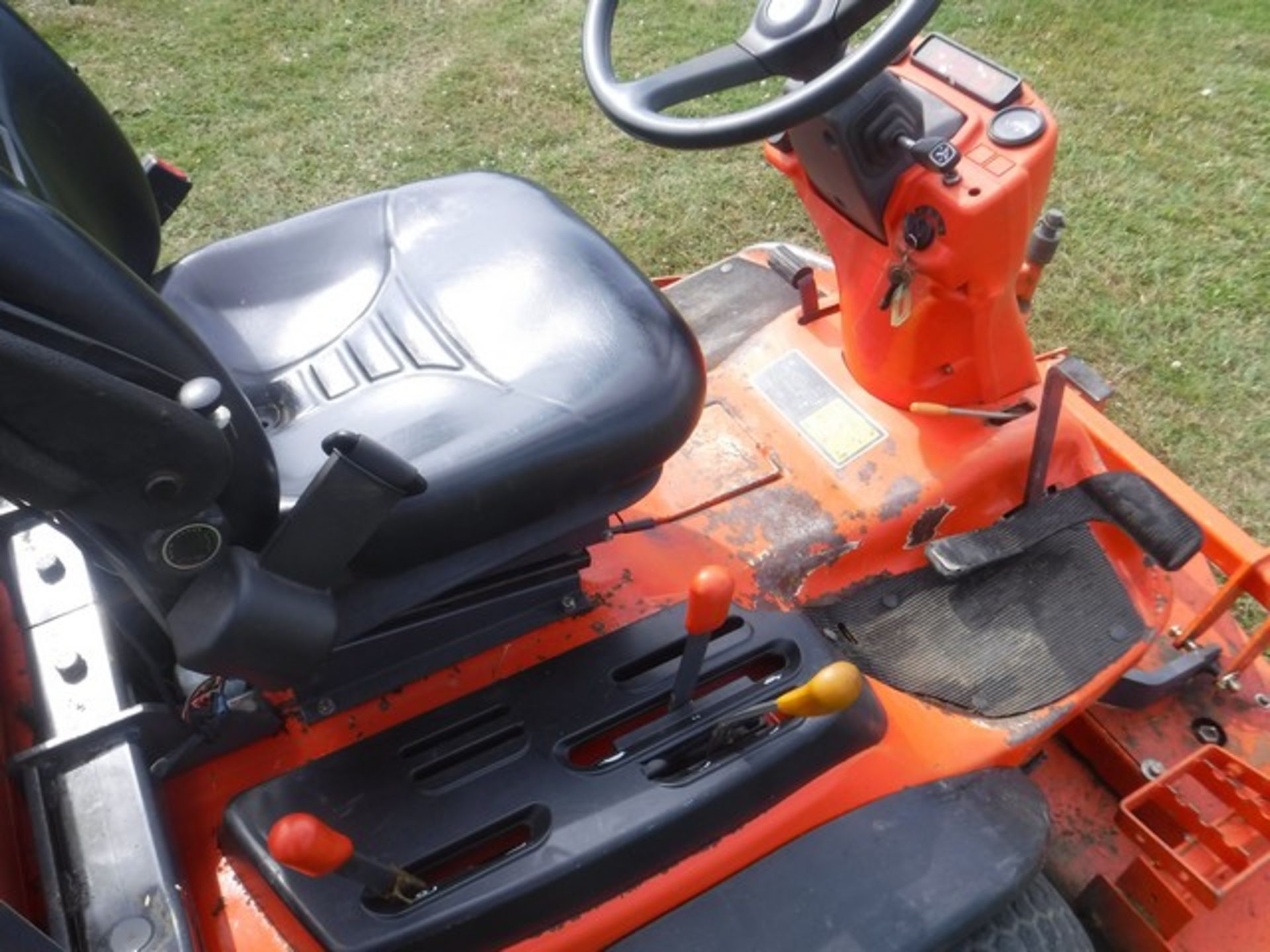 2007 KUBOTA F2880 ride on mower. S/N F2880EC c/w out front cutting deck. 3496 hrs (not verified) - Image 4 of 13
