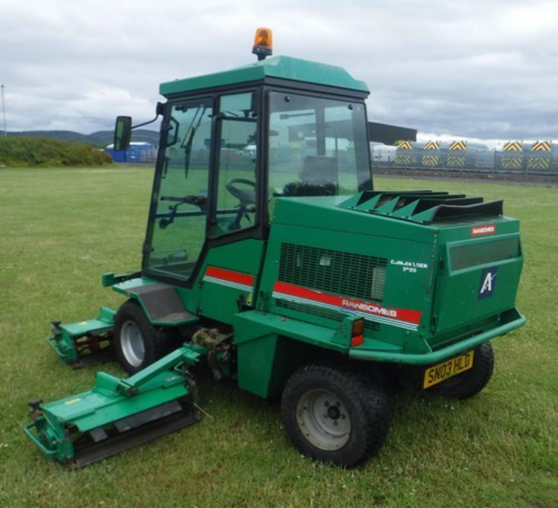 2003 RANSOMES 5 Gang ride on mower. Reg No SN03HLD. 4407hrs (correct) c/w Ransomes safety cab - Image 30 of 34