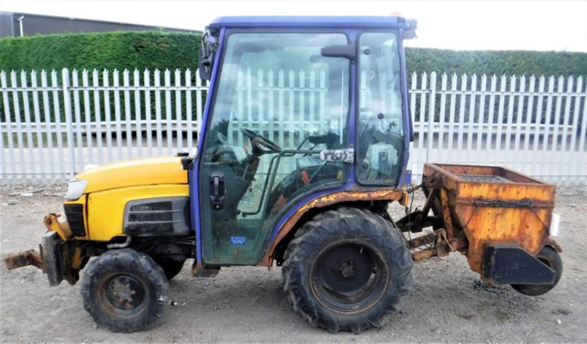 KUBOTA B5 Mini tractor. C/W mounted wheel driven salt spreader. Reg No SN58 EVF s/n 30729. 503hrs (n - Image 14 of 15