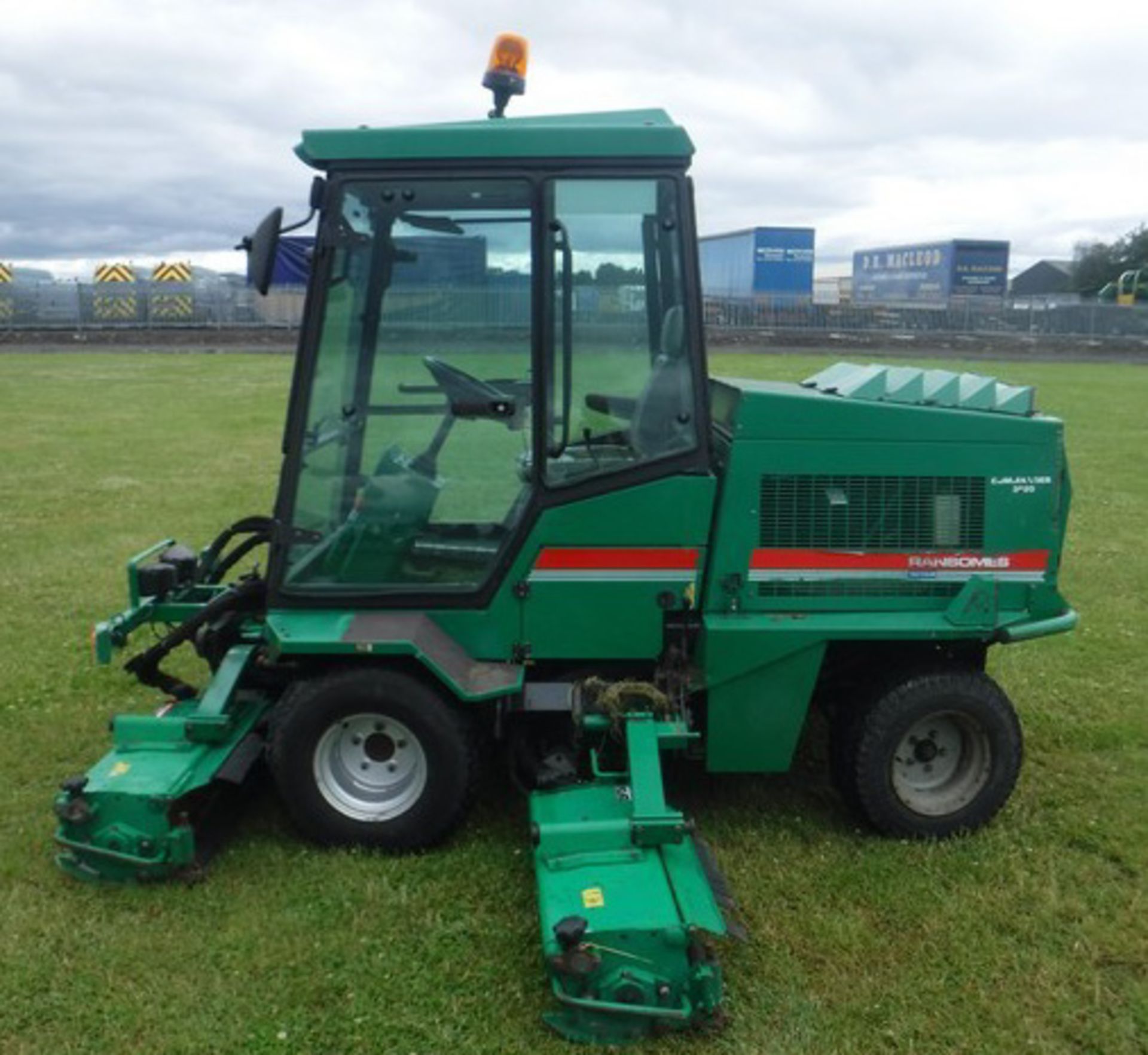 2003 RANSOMES 5 Gang ride on mower. Reg No SN03HLD. 4407hrs (correct) c/w Ransomes safety cab - Image 32 of 34