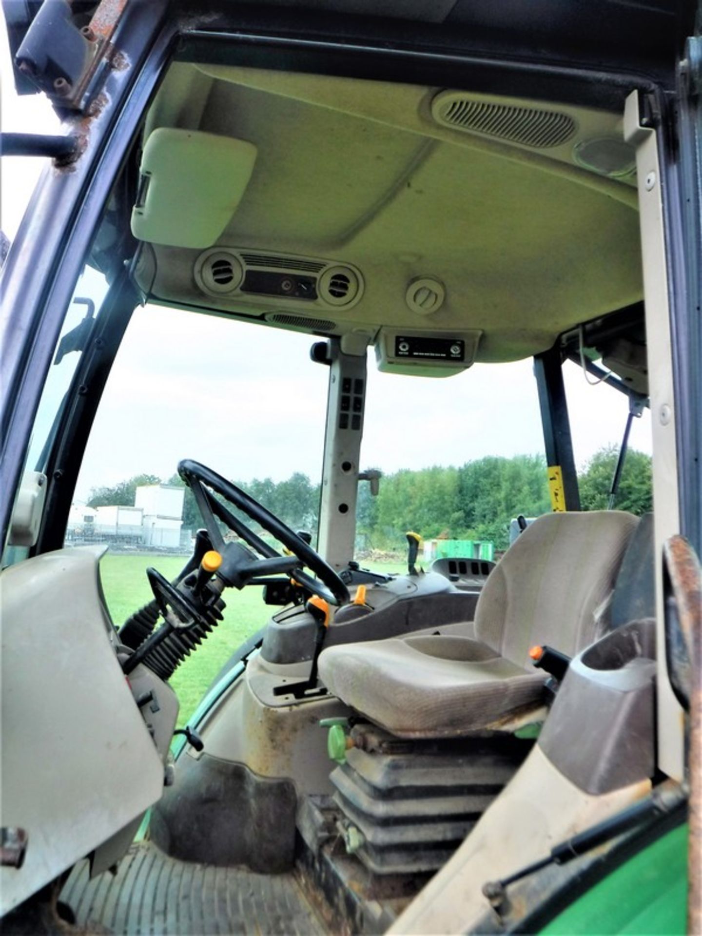 2004 JOHN DEERE 5720 c/w Quicke Q940 loader & bucket. Tractor VIN - L05720E434442. Reg No SY54 CDN 2 - Image 3 of 14