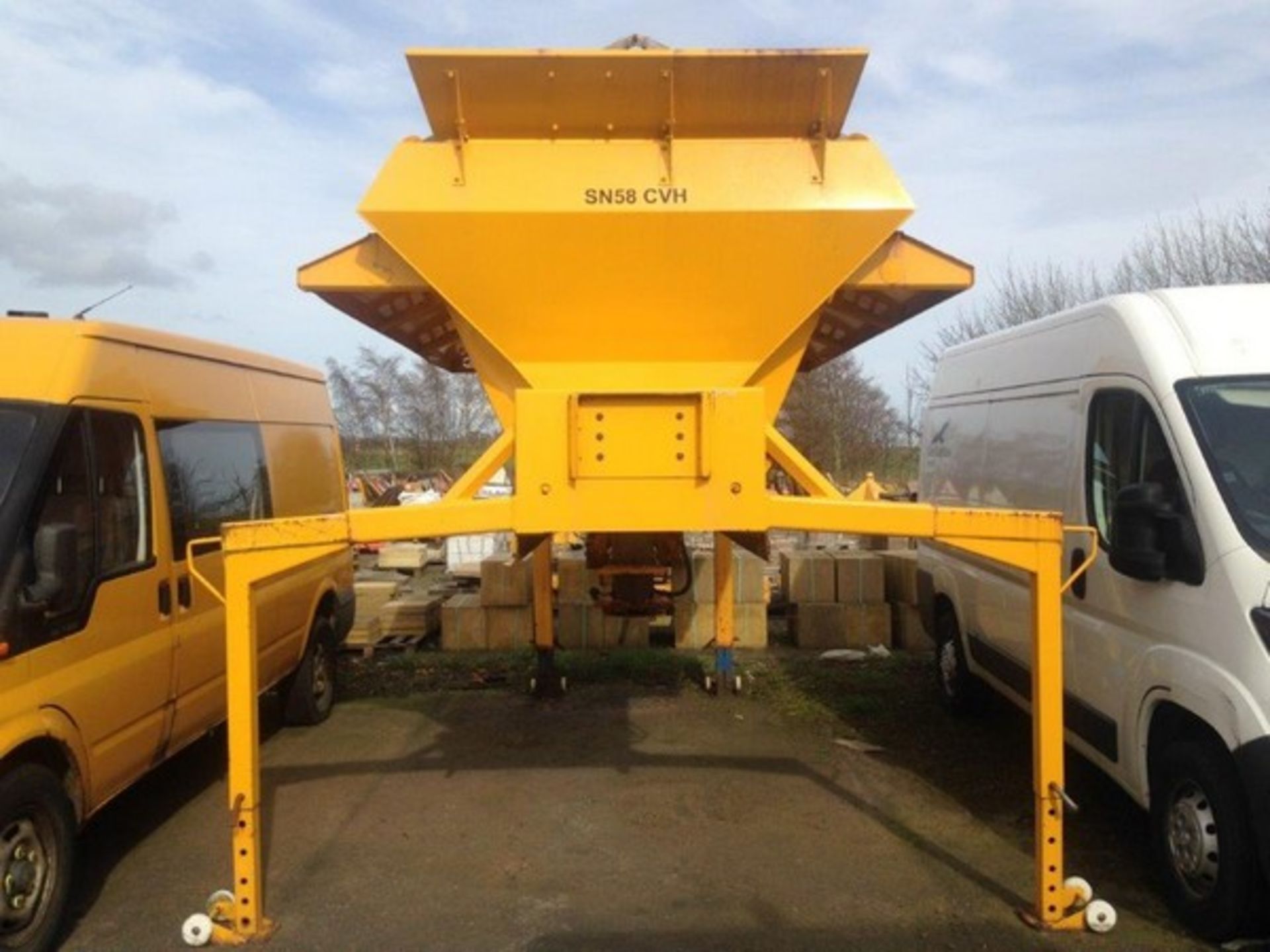 2004 ECON WZCQHJ46 body gritter s/n 37770 Reg No SN58 CVH (861) **To be sold from Errol auction s