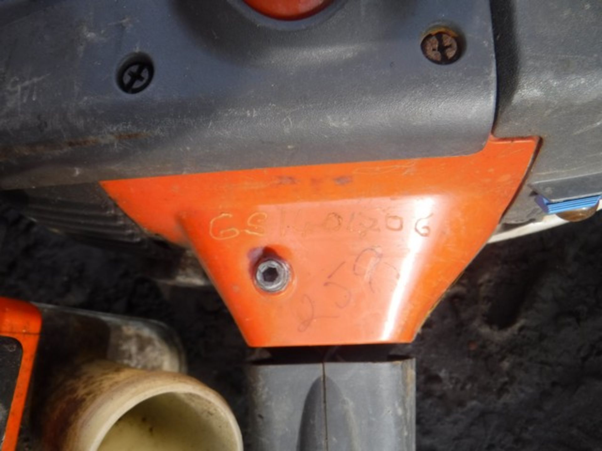 HUSQVARNA 327HE4 long reasch hedge trimmer (2). Asset GS1401706 & GS1401704 - Bild 2 aus 2