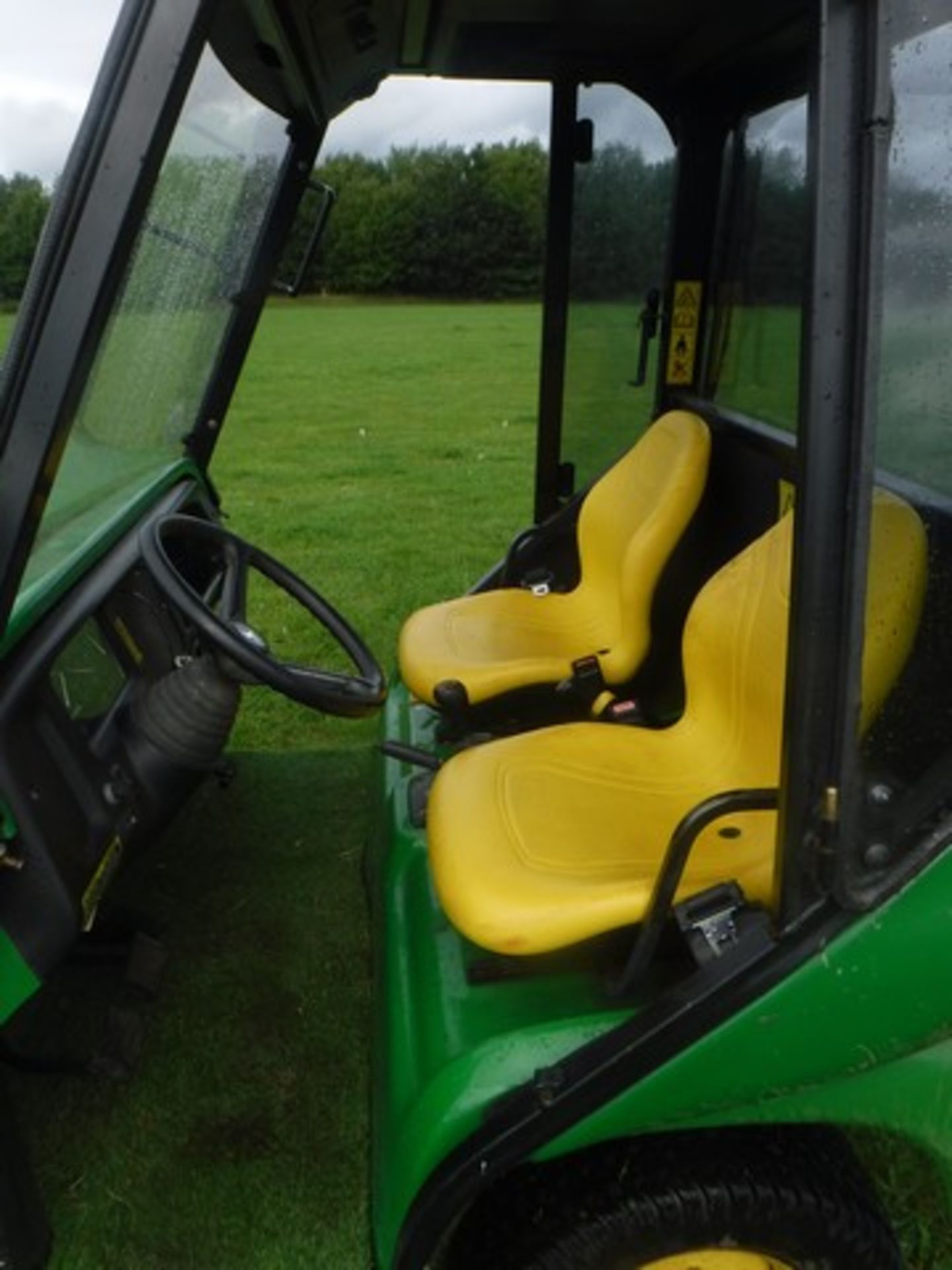 2006 JOHN DEERE Progator 2030 c/w tipping body, hydraulic top dresser & lift / detach frame. 3500hr - Image 9 of 20