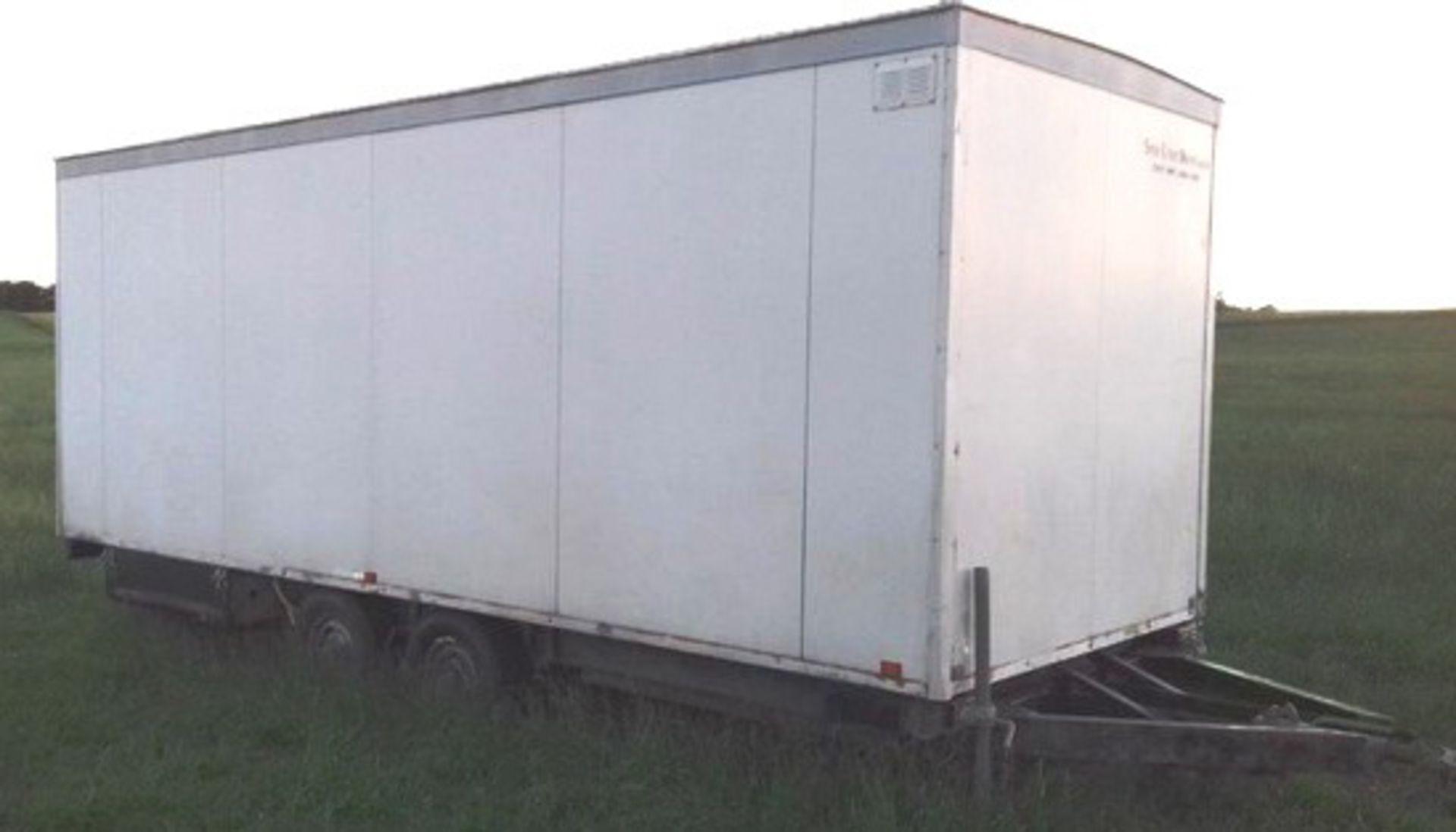 Event hire mobile toilet block c/w 1996 roll-a-long 20' x 7' trailer on springs. Fully equipped for - Bild 3 aus 9
