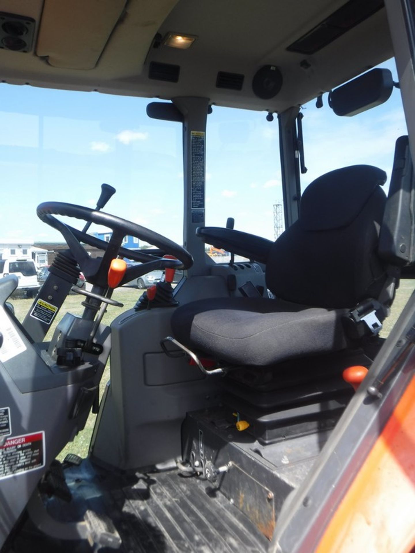 2008 KUBOTA ME5700 DTC tractor c/w Kubota LA1002 57c loader. Reg No SP08 EPF s/n 58580 979 hrs (not - Bild 5 aus 21