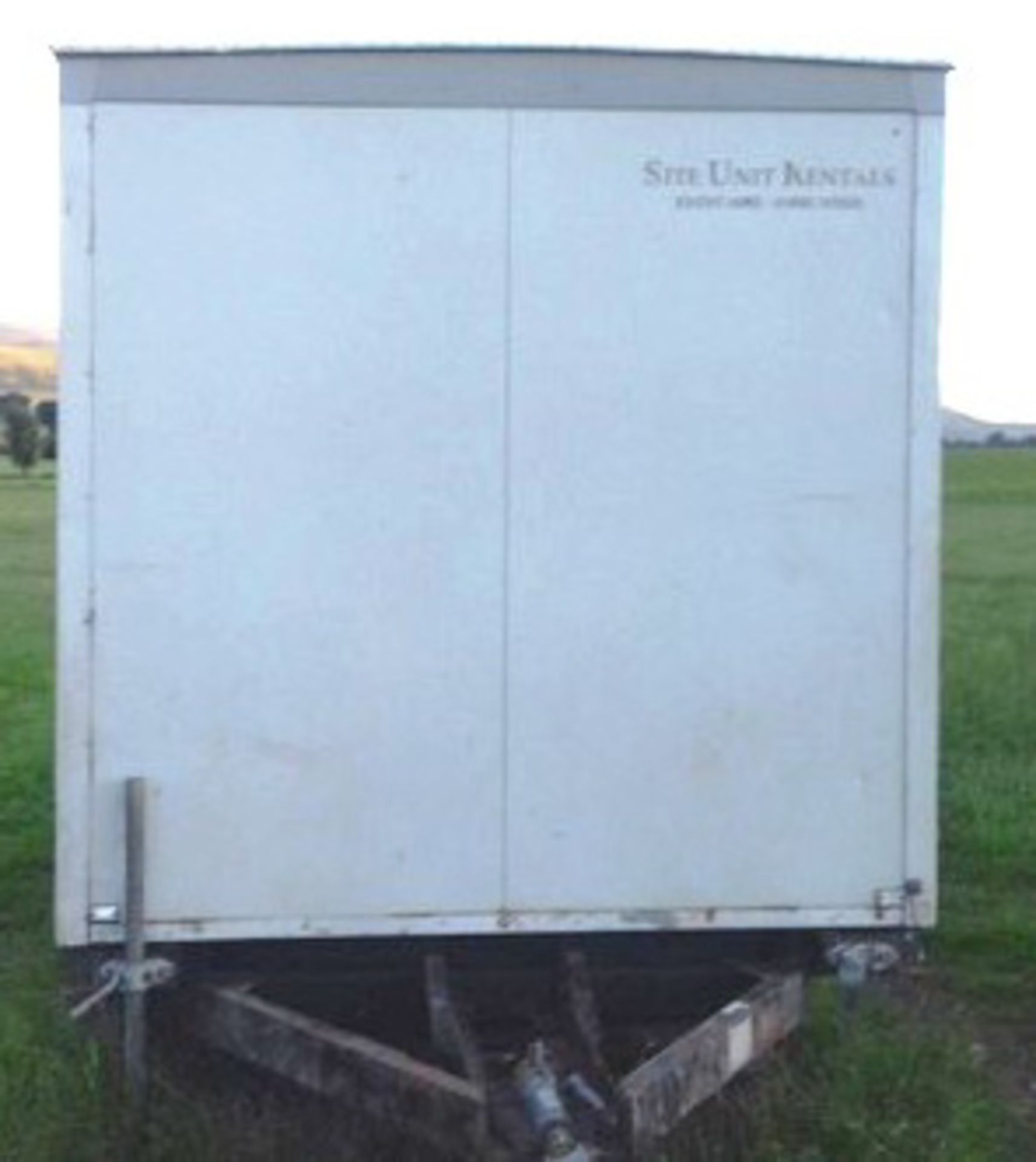 Event hire mobile toilet block c/w 1996 roll-a-long 20' x 7' trailer on springs. Fully equipped for - Bild 2 aus 9