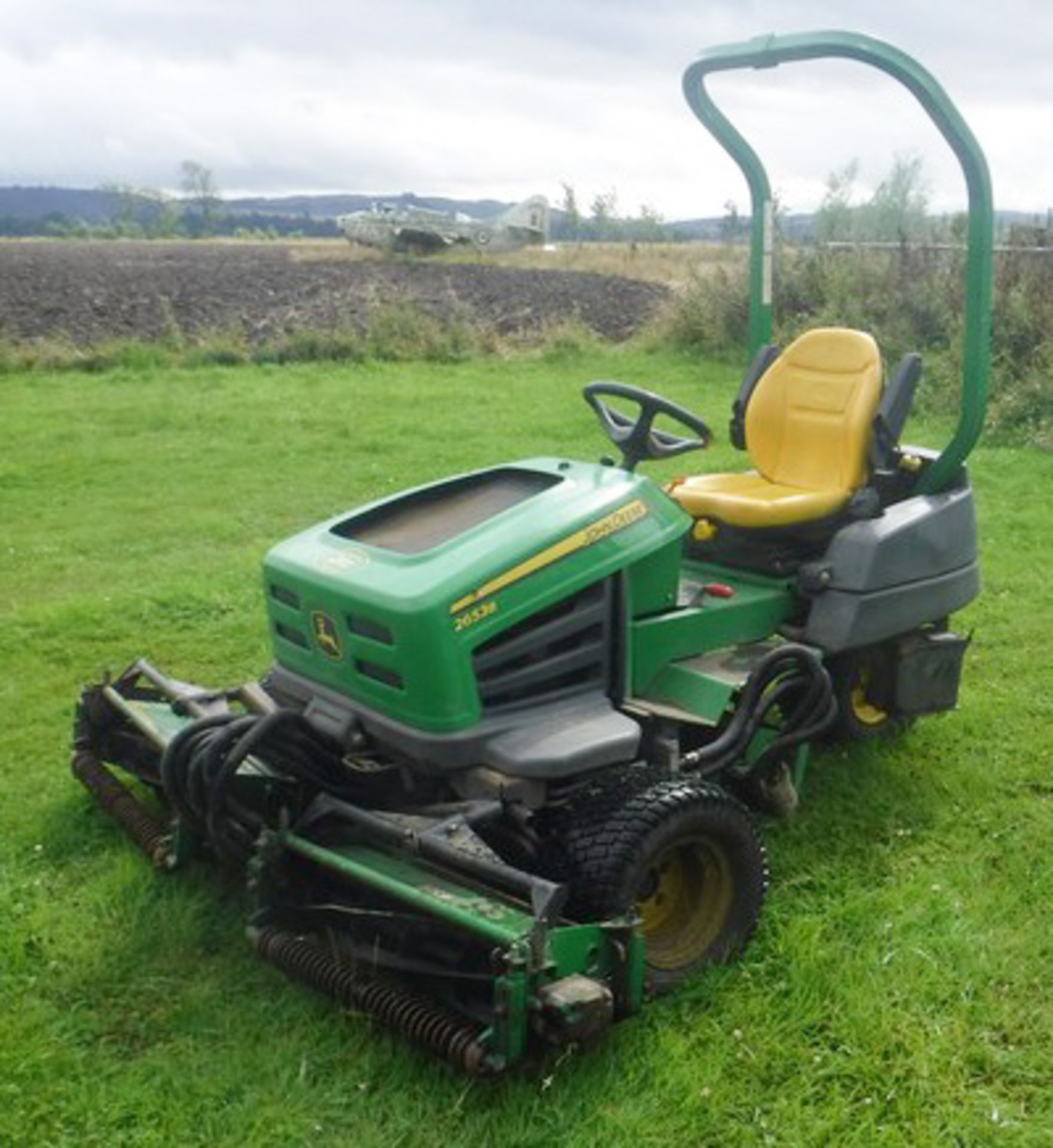 JOHN DEERE ride on lawn mower. Model 2653B. Triple deck. 2373hrs (not verified). Asset - C50904103