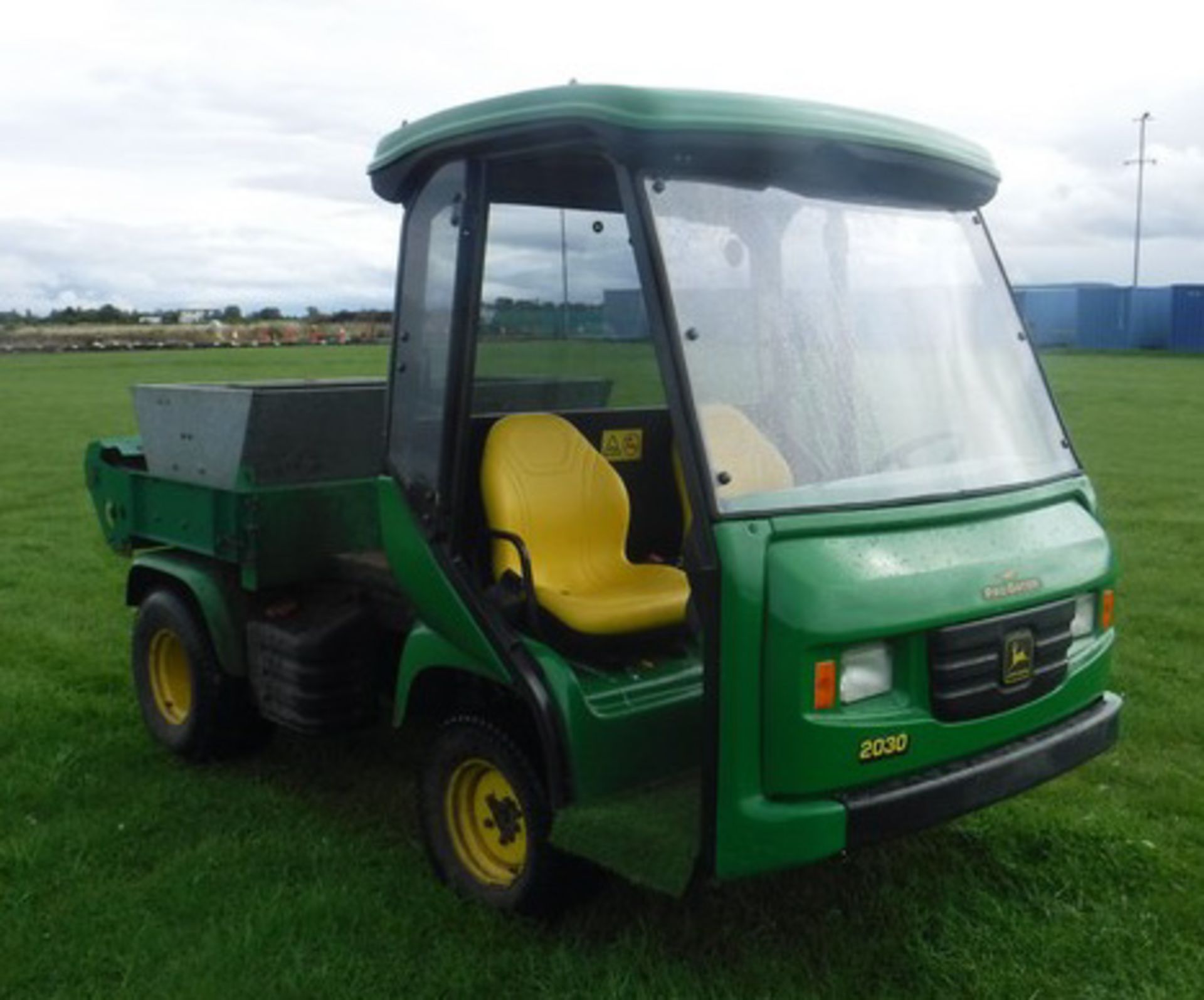 2006 JOHN DEERE Progator 2030 c/w tipping body, hydraulic top dresser & lift / detach frame. 3500hr - Bild 16 aus 20