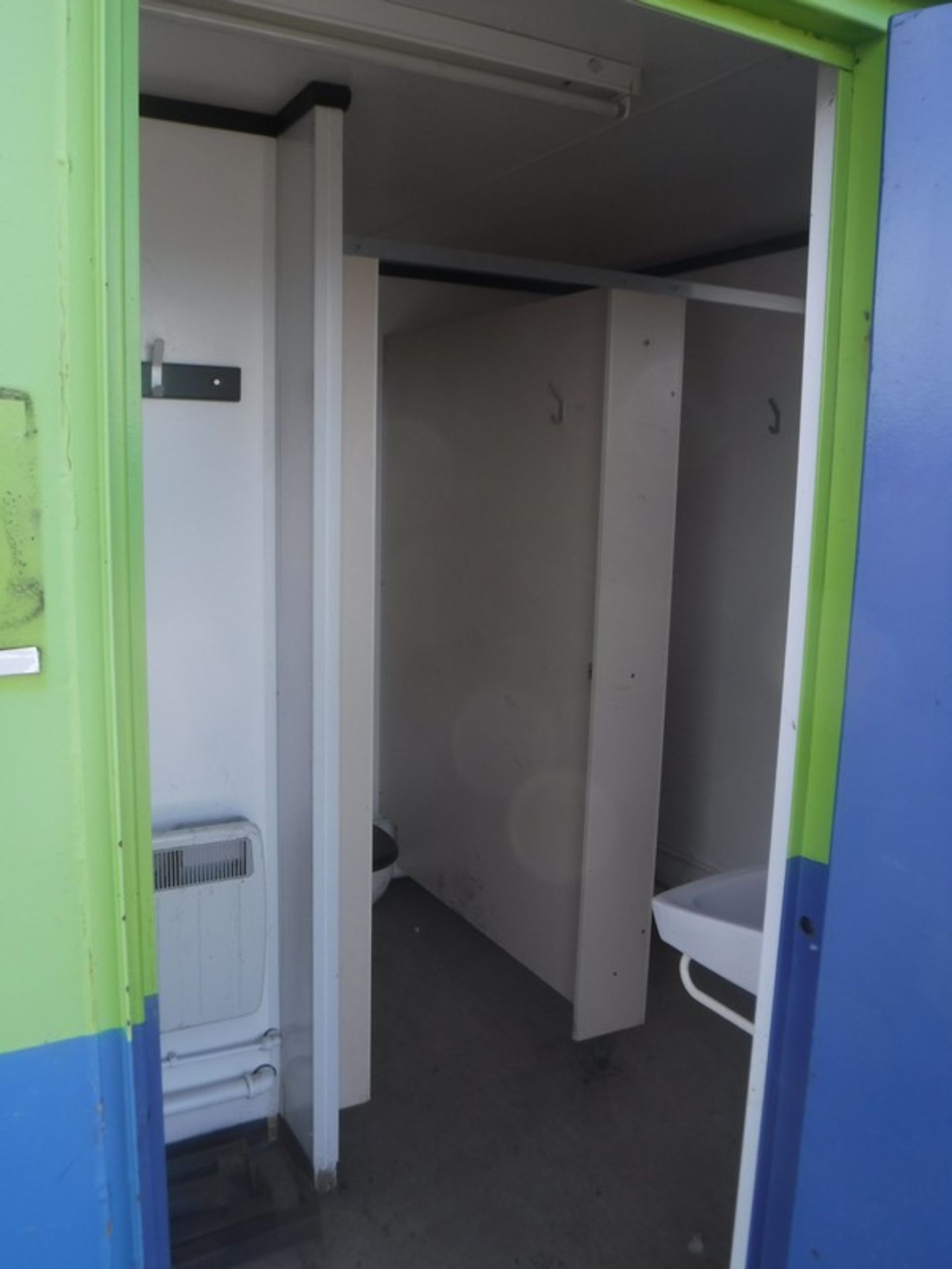 12ft x 9ft TOILET BLOCK 010 with steps AV0620 66. No keys - Image 10 of 13