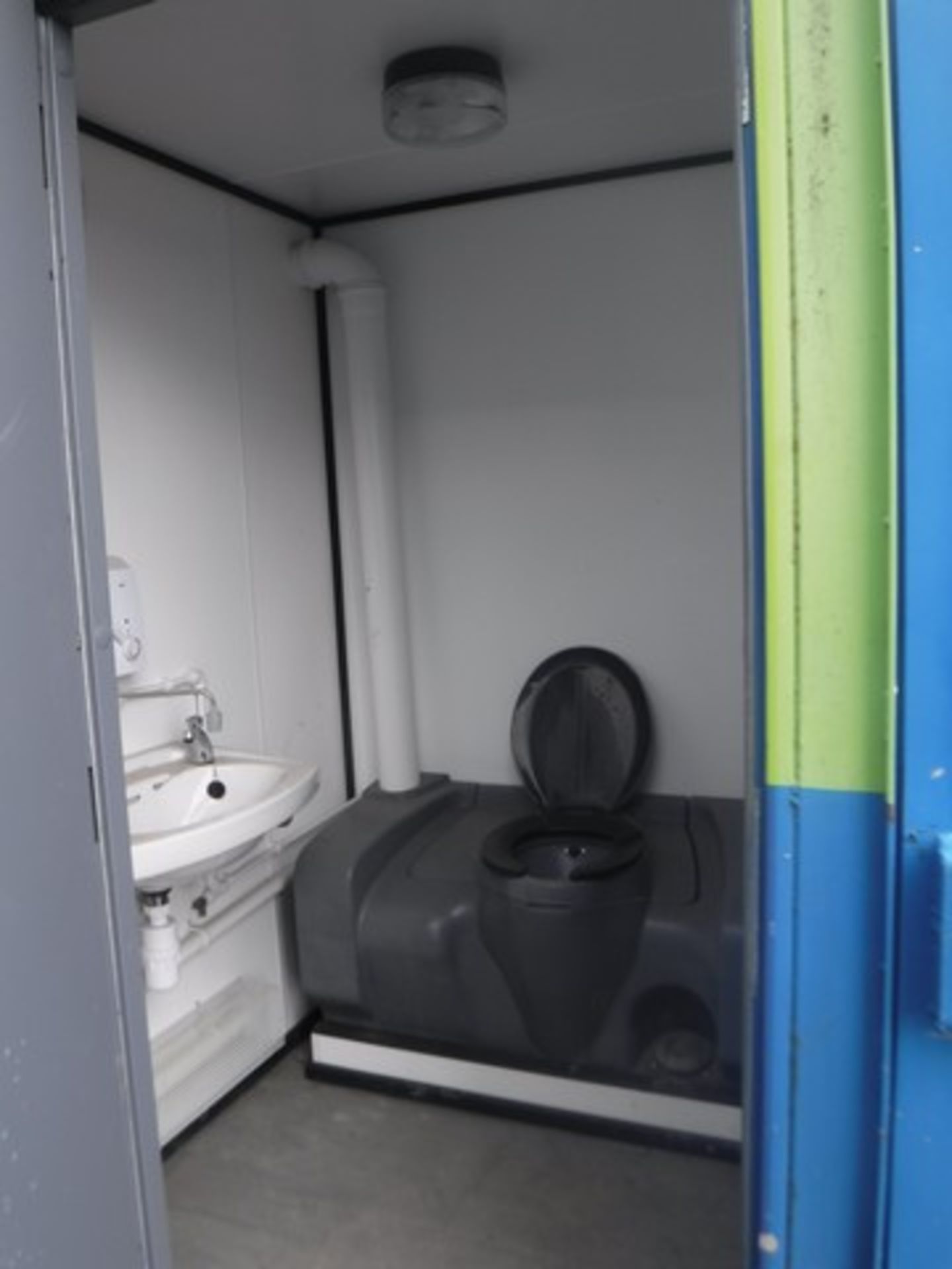 24ft OFFICE with small store & chemical toilet. S/N DF5577. No 27. - Image 6 of 8