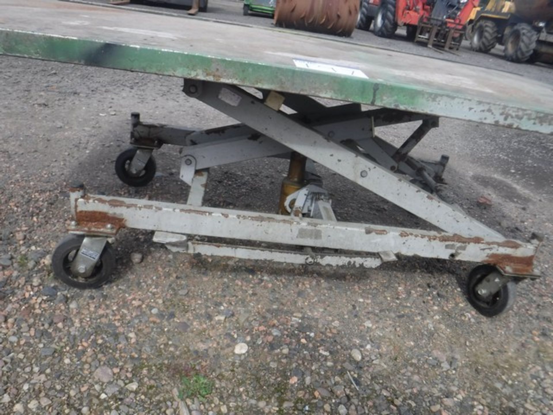 HYDRAULIC workshop lift bench. 6ft x 3ft. New castor wheels fitted - Image 3 of 3