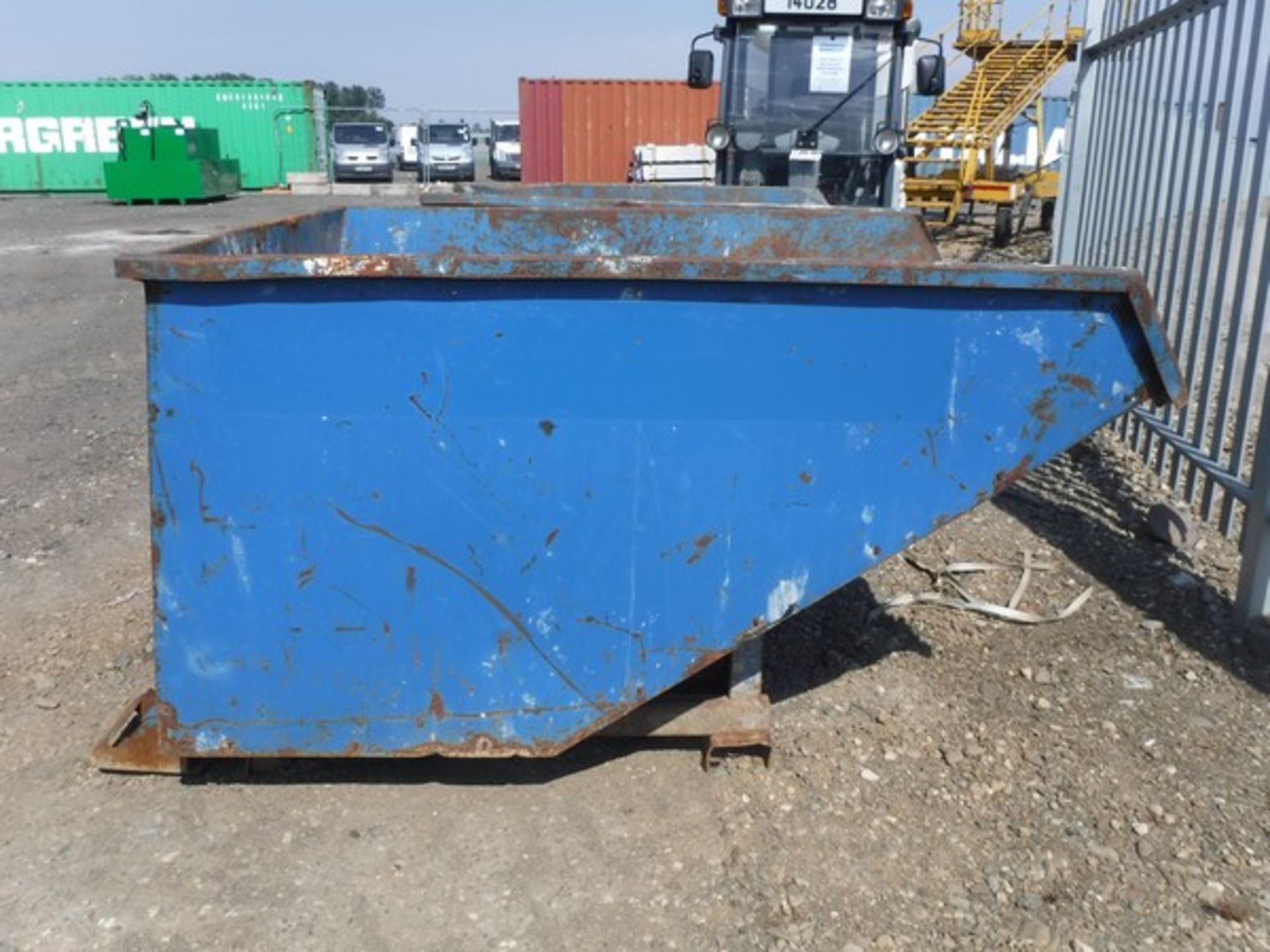 2015 CONQUIP FA800C01200 tipping skip. S/N CQ45088. Capacity 1200 ltrs. Weight 180kgs