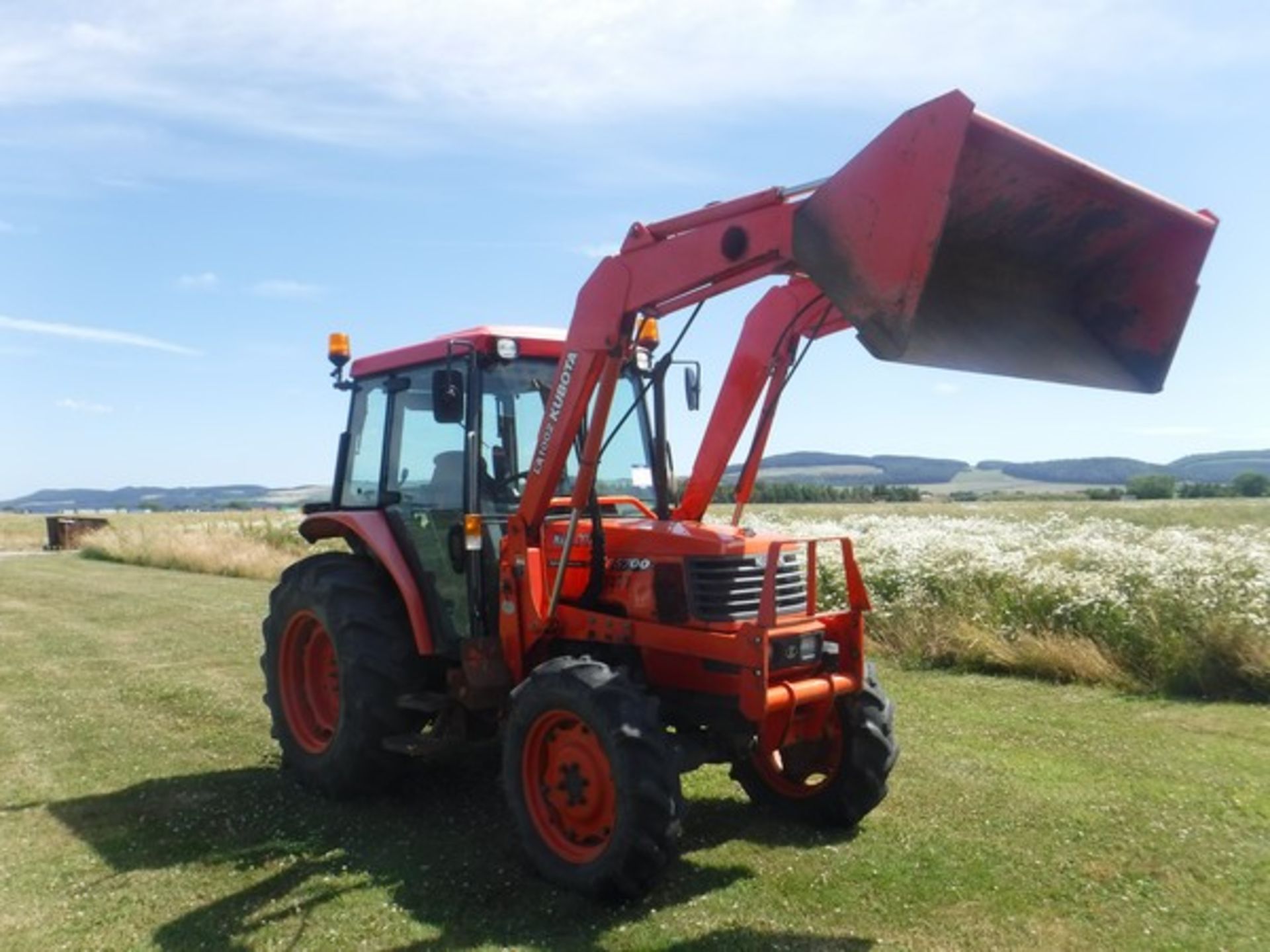 2008 KUBOTA ME5700 DTC tractor c/w Kubota LA1002 57c loader. Reg No SP08 EPF s/n 58580 979 hrs (not - Image 16 of 21