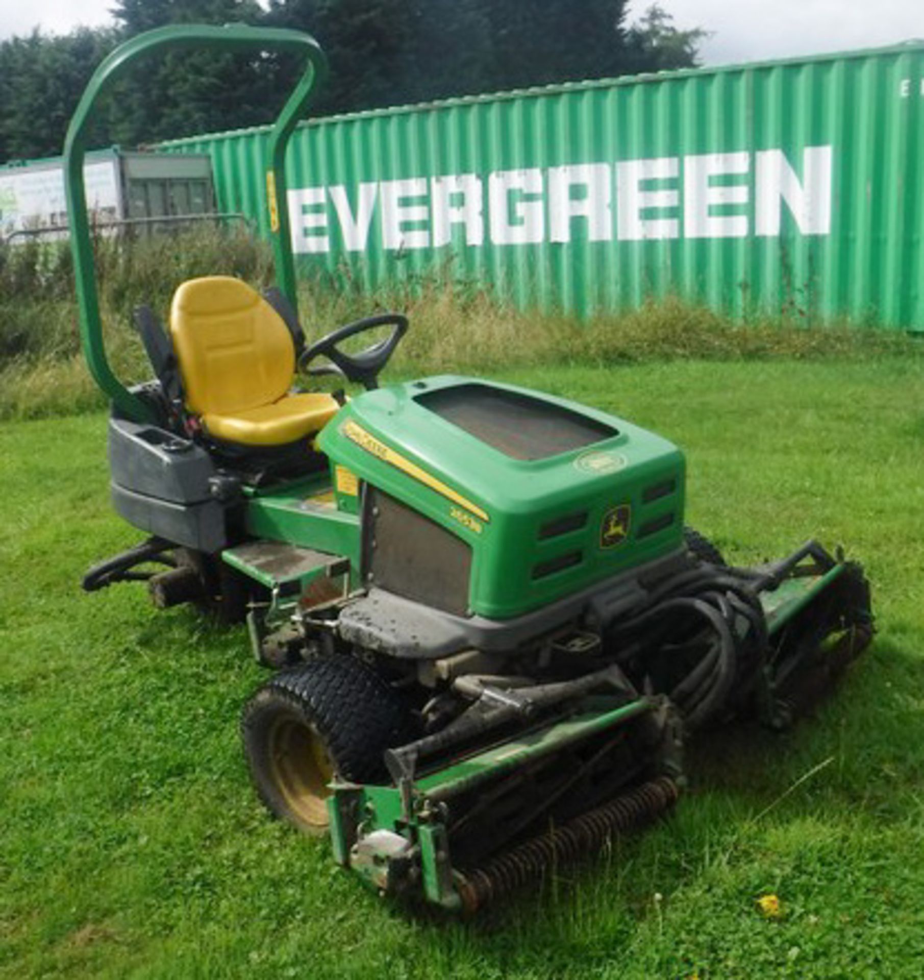 JOHN DEERE ride on lawn mower. Model 2653B. Triple deck. 2373hrs (not verified). Asset - C50904103 - Image 4 of 12