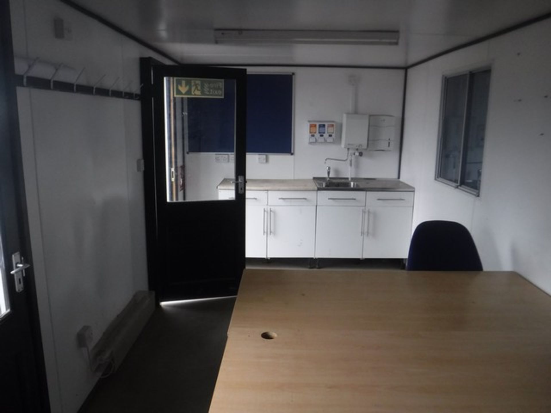 24ft OFFICE with small store & chemical toilet. S/N DF5577. No 27. - Bild 5 aus 8