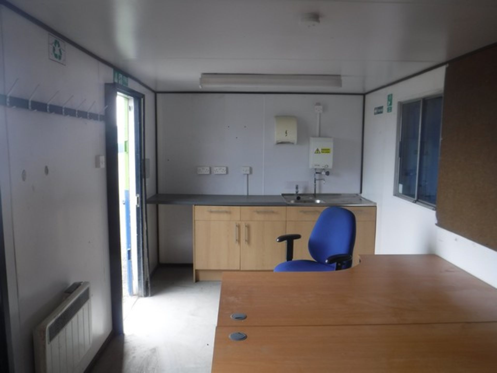 24ft OFFICE with small store & chemical toilet. Toilet door seazed. S/N PF277. No 011. - Bild 4 aus 5