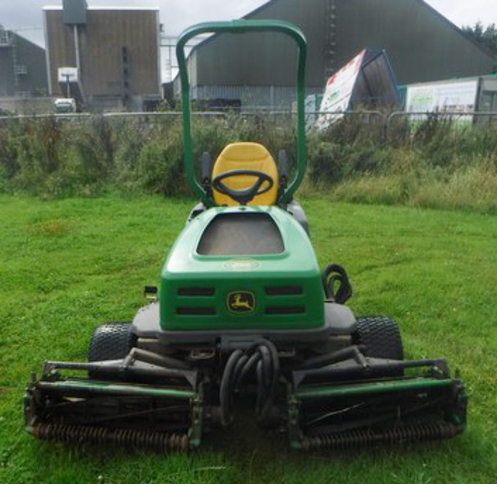 JOHN DEERE ride on lawn mower. Model 2653B. Triple deck. 2373hrs (not verified). Asset - C50904103 - Bild 3 aus 12