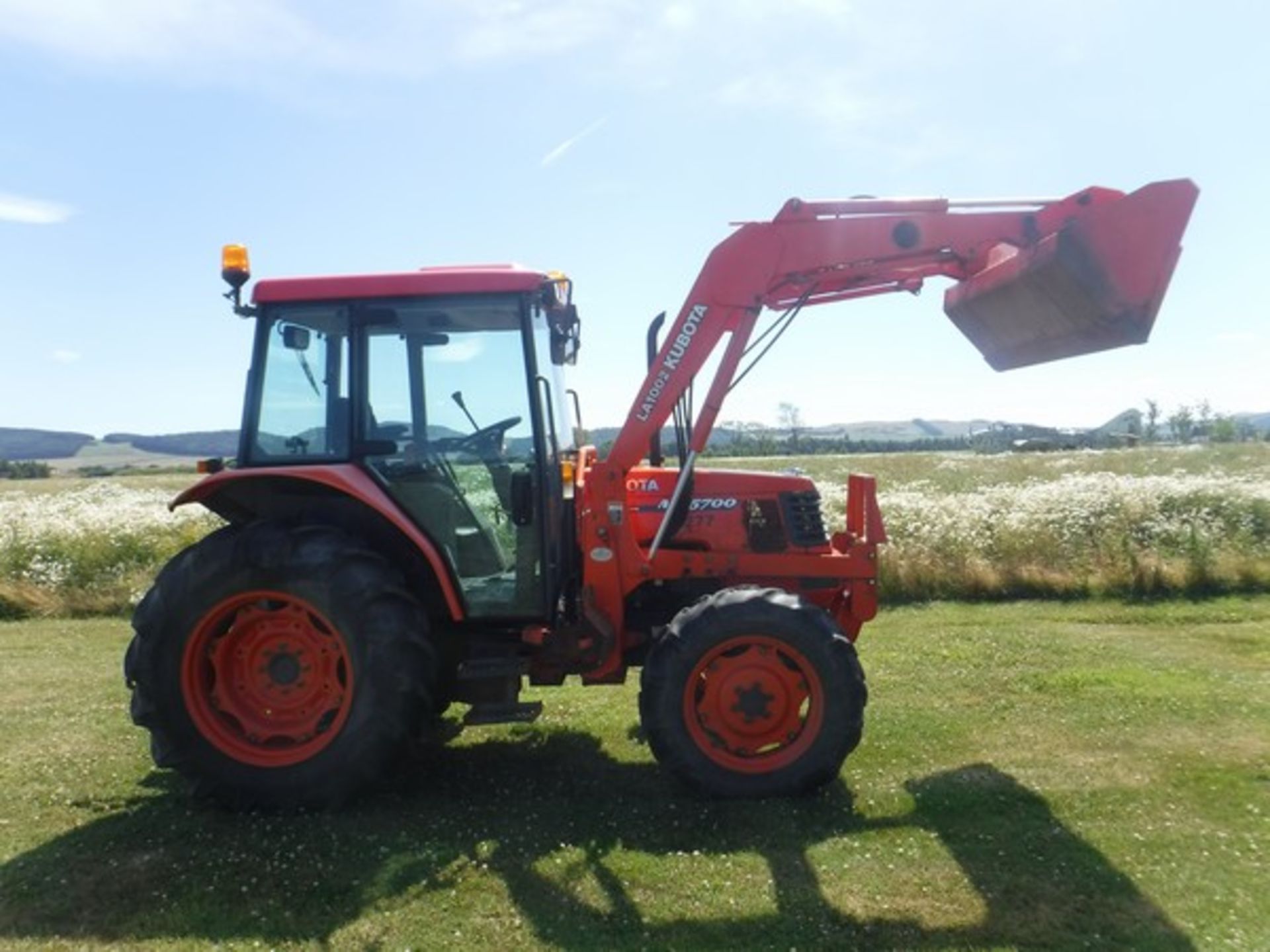 2008 KUBOTA ME5700 DTC tractor c/w Kubota LA1002 57c loader. Reg No SP08 EPF s/n 58580 979 hrs (not - Image 17 of 21