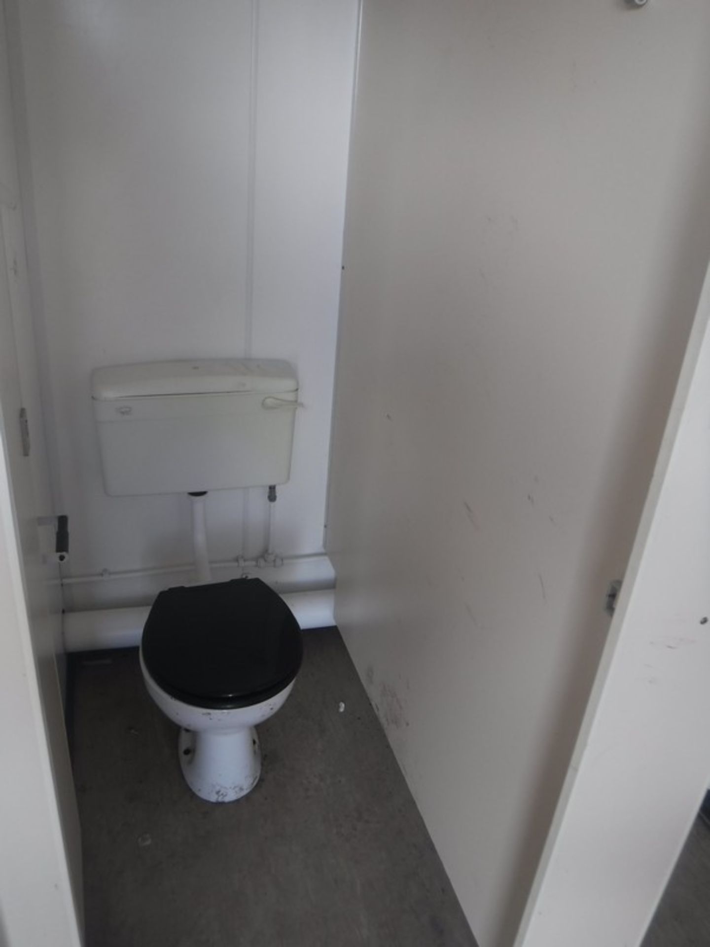 12ft x 9ft TOILET BLOCK 010 with steps AV0620 66. No keys - Bild 13 aus 13