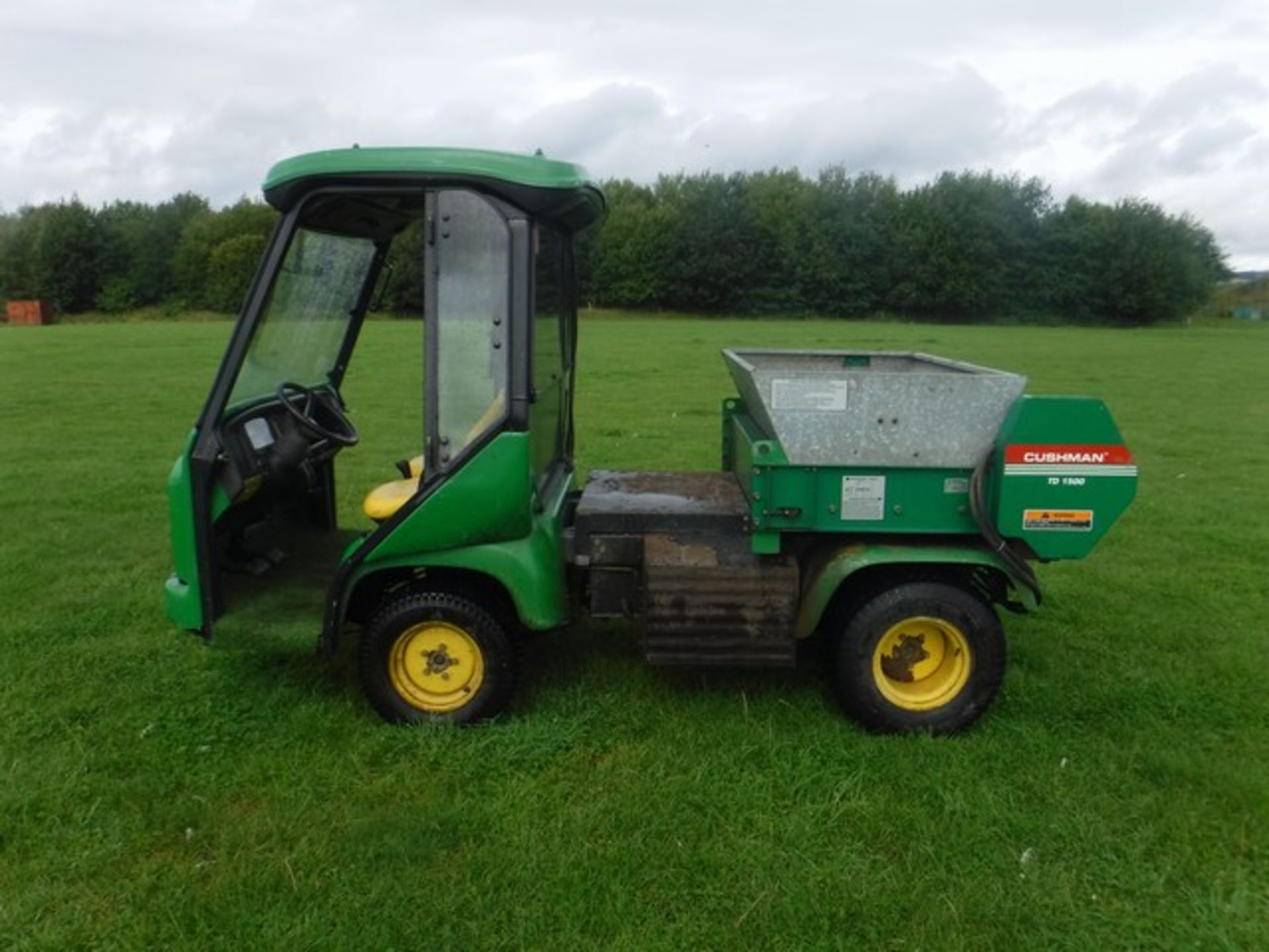 2006 JOHN DEERE Progator 2030 c/w tipping body, hydraulic top dresser & lift / detach frame. 3500hr - Image 3 of 20