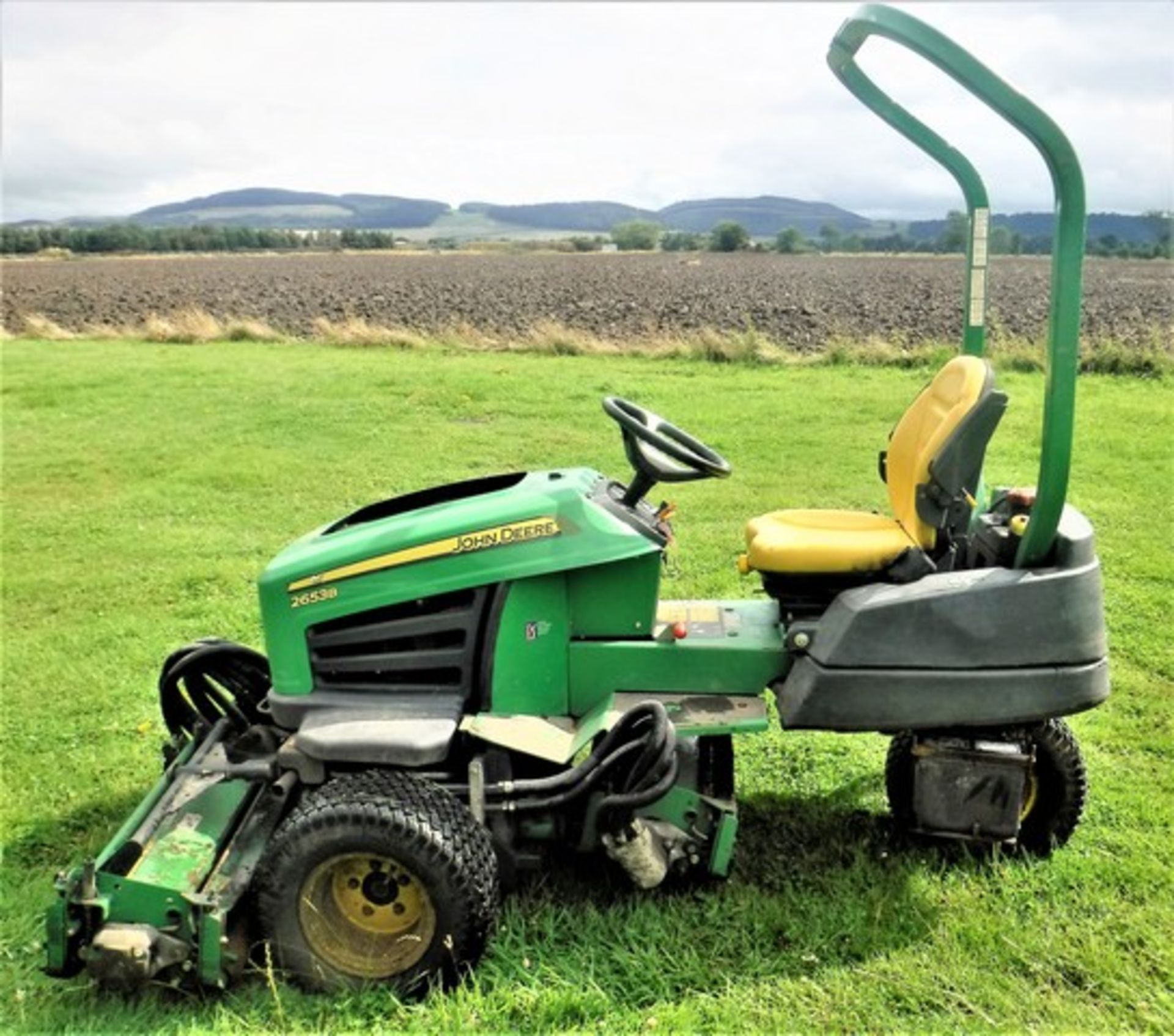 JOHN DEERE ride on lawn mower. Model 2653B. Triple deck. 2373hrs (not verified). Asset - C50904103 - Image 2 of 12