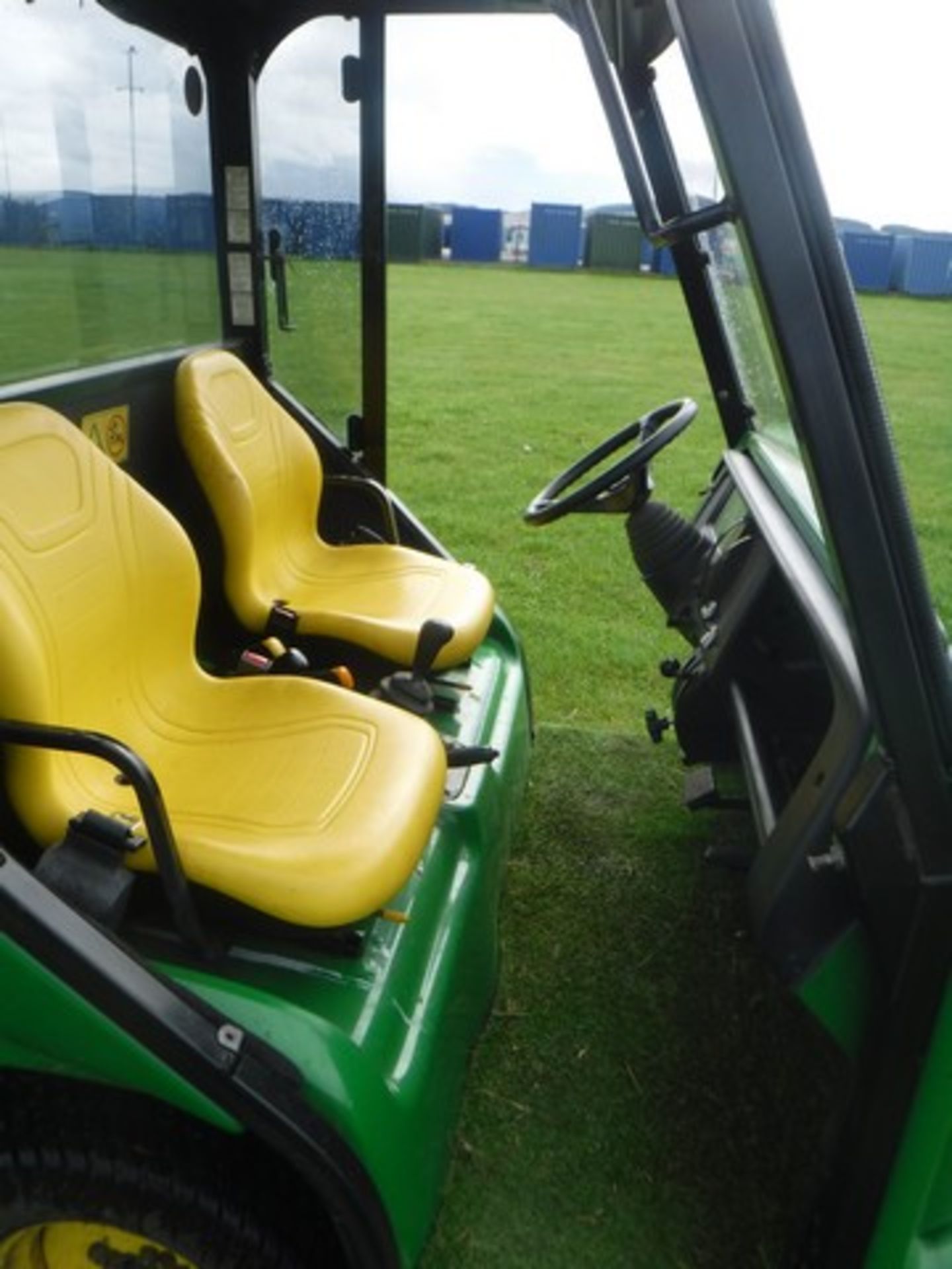 2006 JOHN DEERE Progator 2030 c/w tipping body, hydraulic top dresser & lift / detach frame. 3500hr - Image 8 of 20