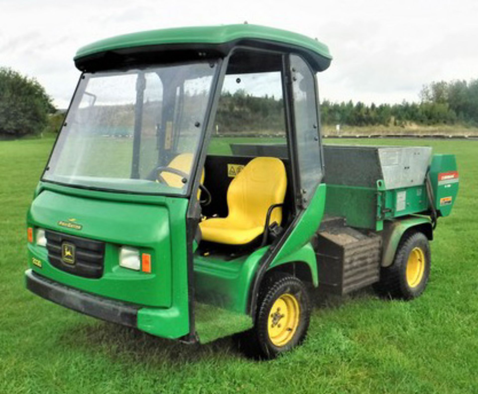 2006 JOHN DEERE Progator 2030 c/w tipping body, hydraulic top dresser & lift / detach frame. 3500hr