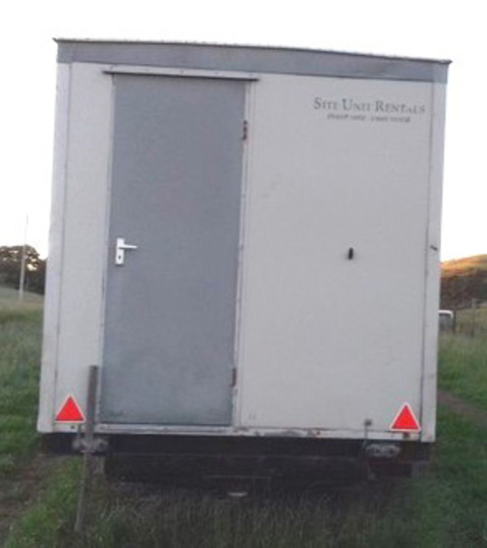 Event hire mobile toilet block c/w 1996 roll-a-long 20' x 7' trailer on springs. Fully equipped for - Bild 4 aus 9