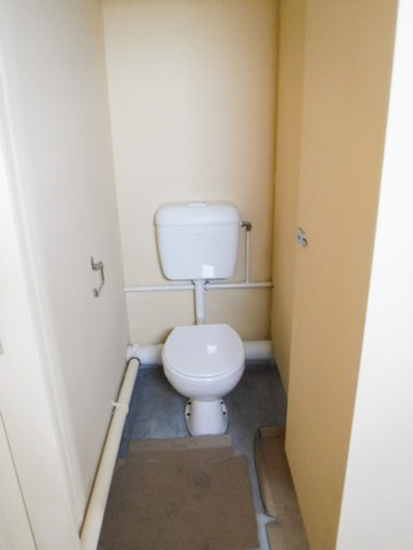 40ft x 10ft toilet block, c/w 10 cubicals, 10 urinals, 9 sinks, water heaters temp controlled anti-f - Image 8 of 9