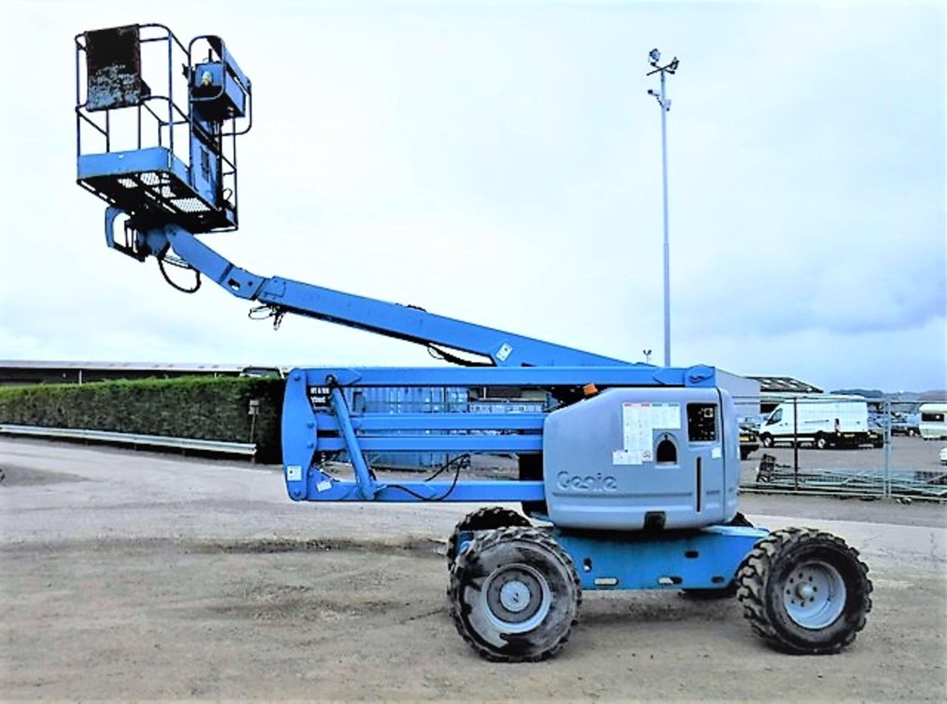 2000 GENIE BOOM LIFT Z45.25. S/N 15155. 8050.5hrs (not verified). Max working height 15.8m, outreach