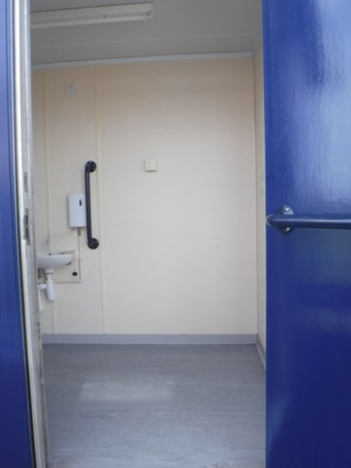 40ft x 10ft toilet block, c/w 10 cubicals, 10 urinals, 9 sinks, water heaters temp controlled anti-f - Image 4 of 9