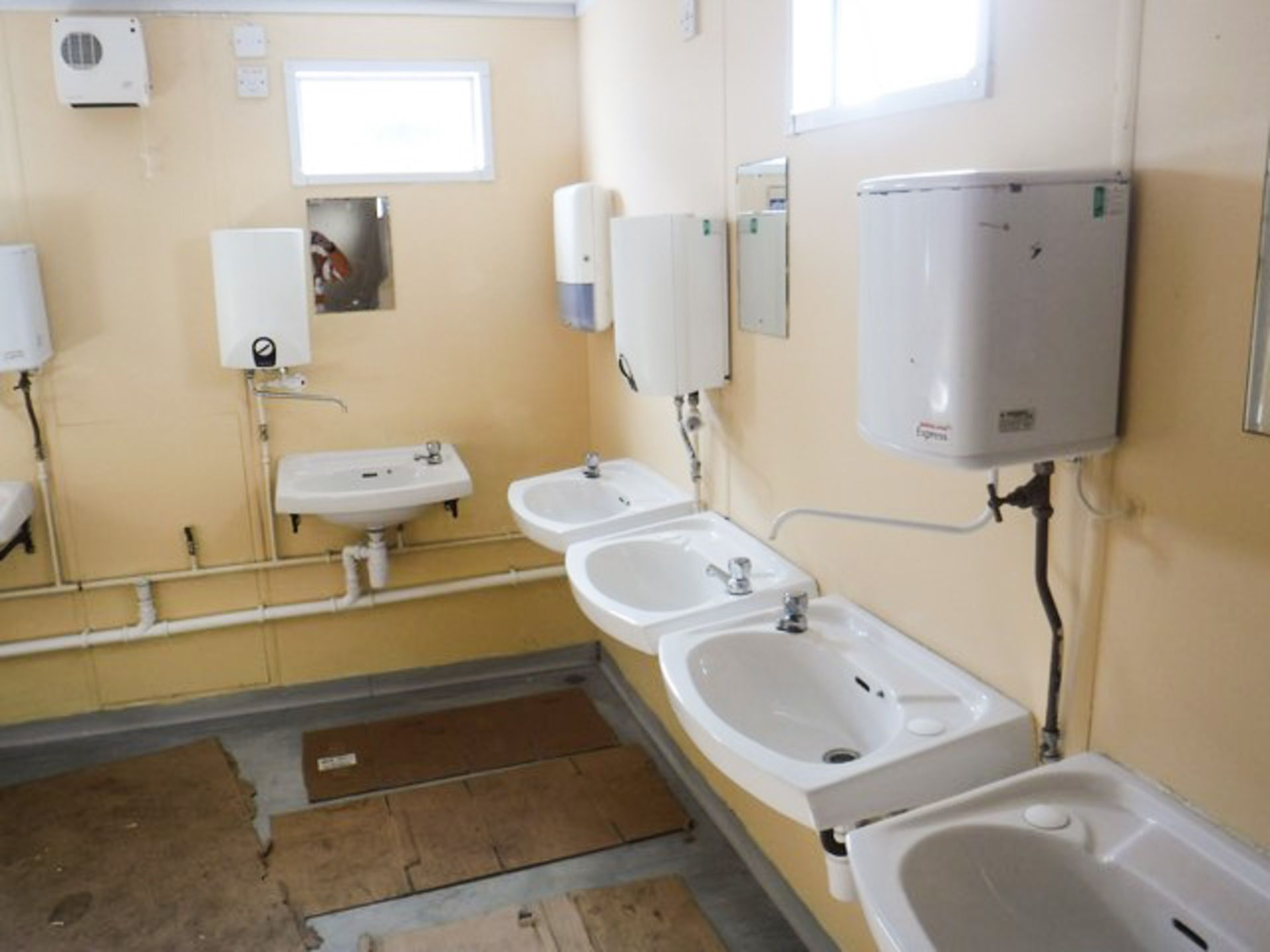40ft x 10ft toilet block, c/w 10 cubicals, 10 urinals, 9 sinks, water heaters temp controlled anti-f - Image 6 of 9