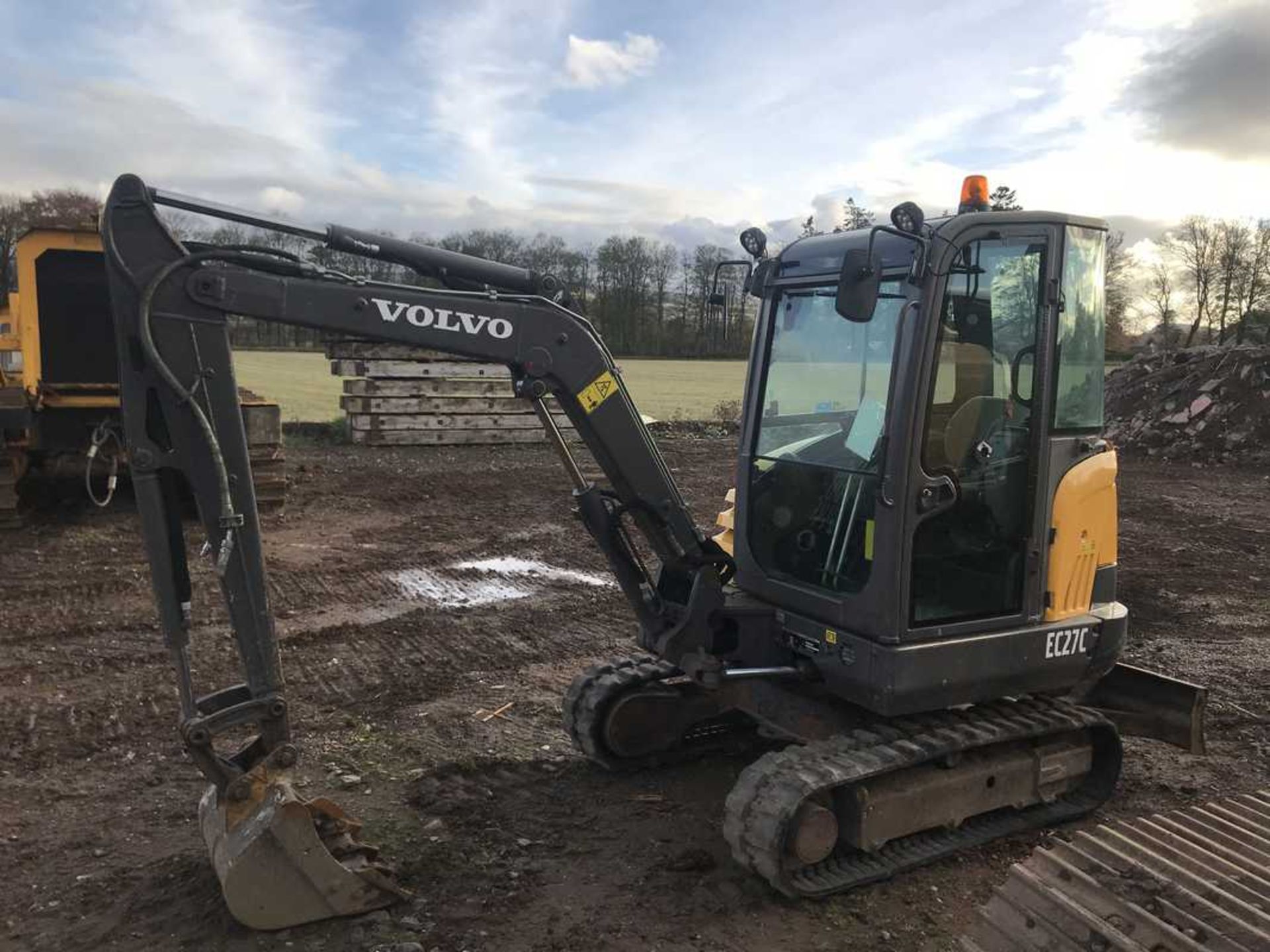 2011 VOLVO EC27c mini excavator c/w rubber tracks,q/hitch,1bucket, HPW S/N VCEOC27CV00003456 4310 hr