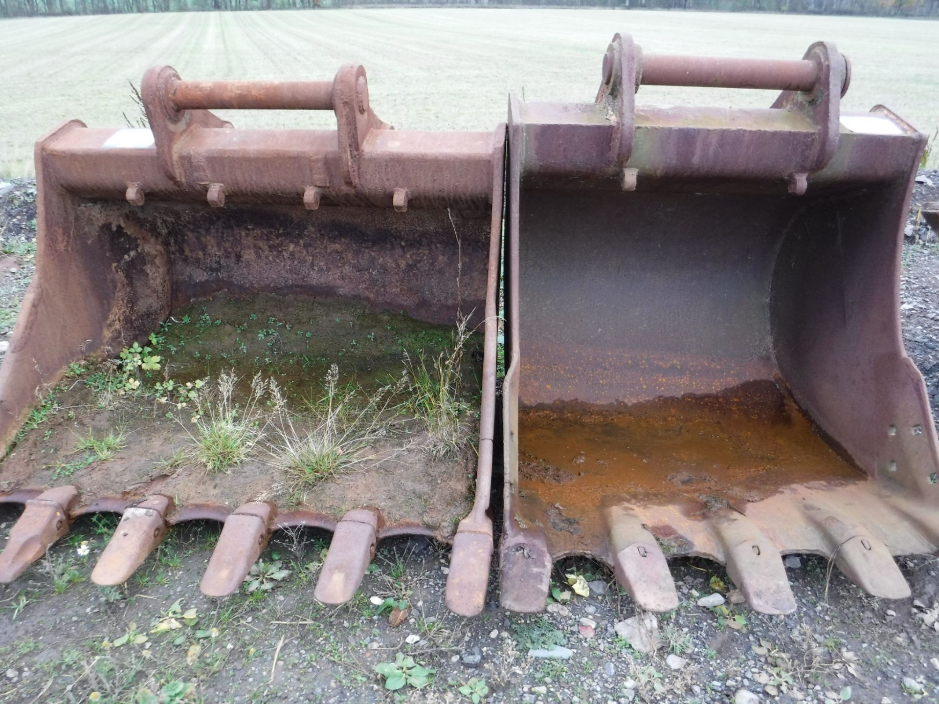 4FT AND 5FT DIGGING BUCKET C/W PINS TO SUIT LARGE EXCAVATOR