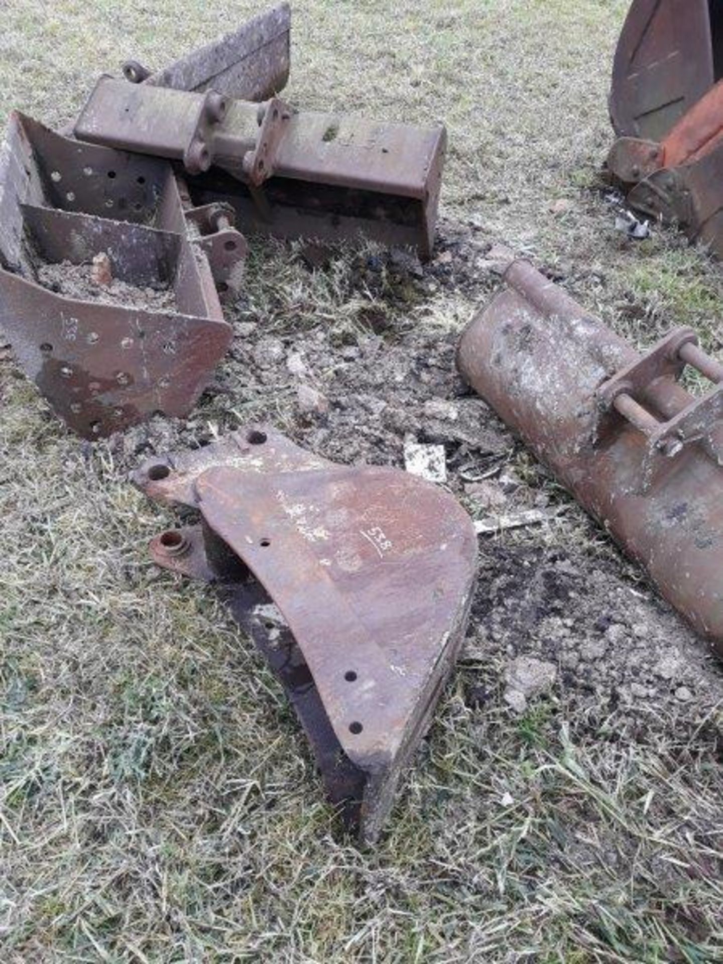 5 X EXCAVATOR BUCKETS VARIOUS SIZES