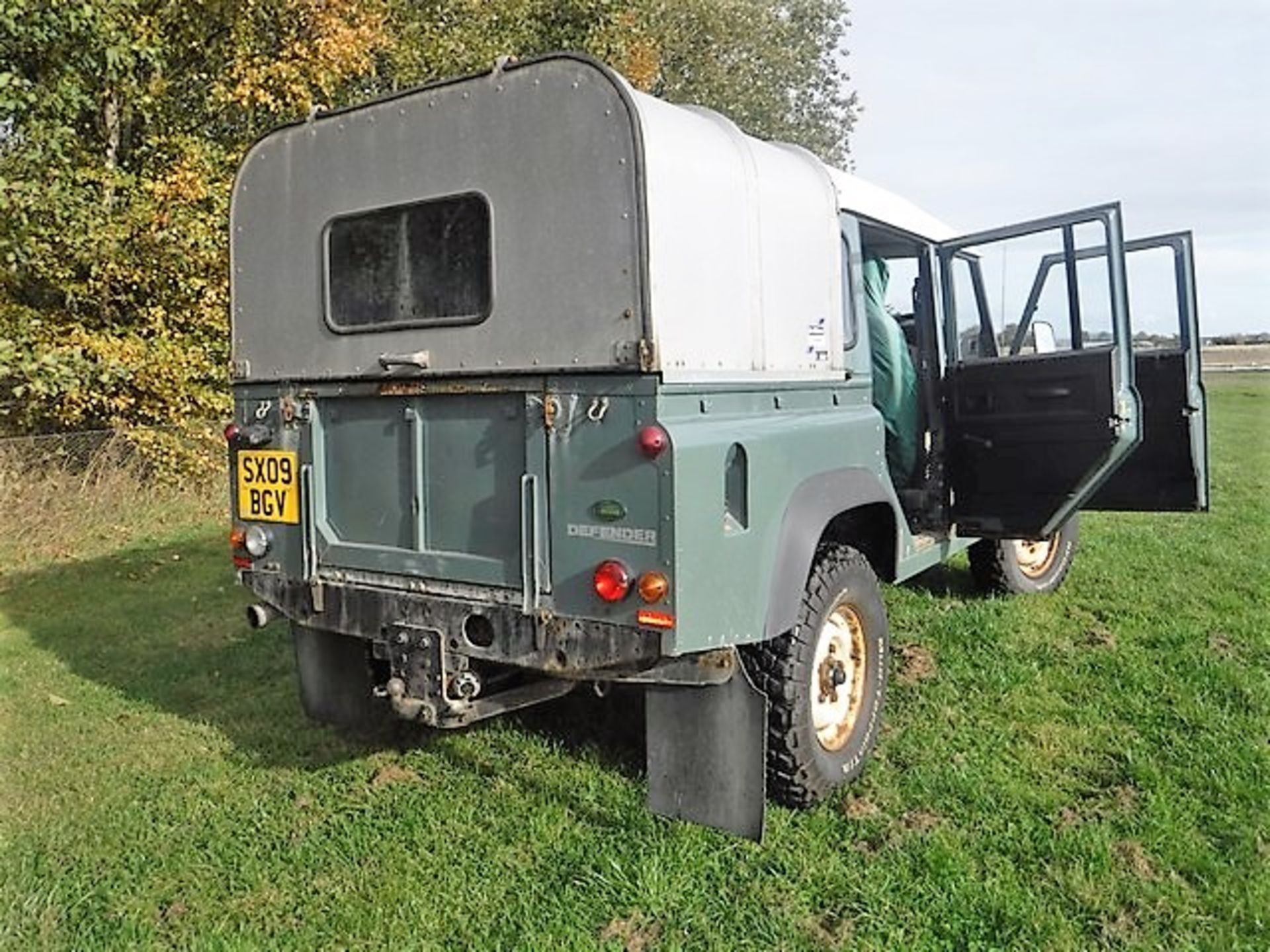 LAND ROVER DEFENDER 110 D/C P-U - 2402cc - Image 11 of 15