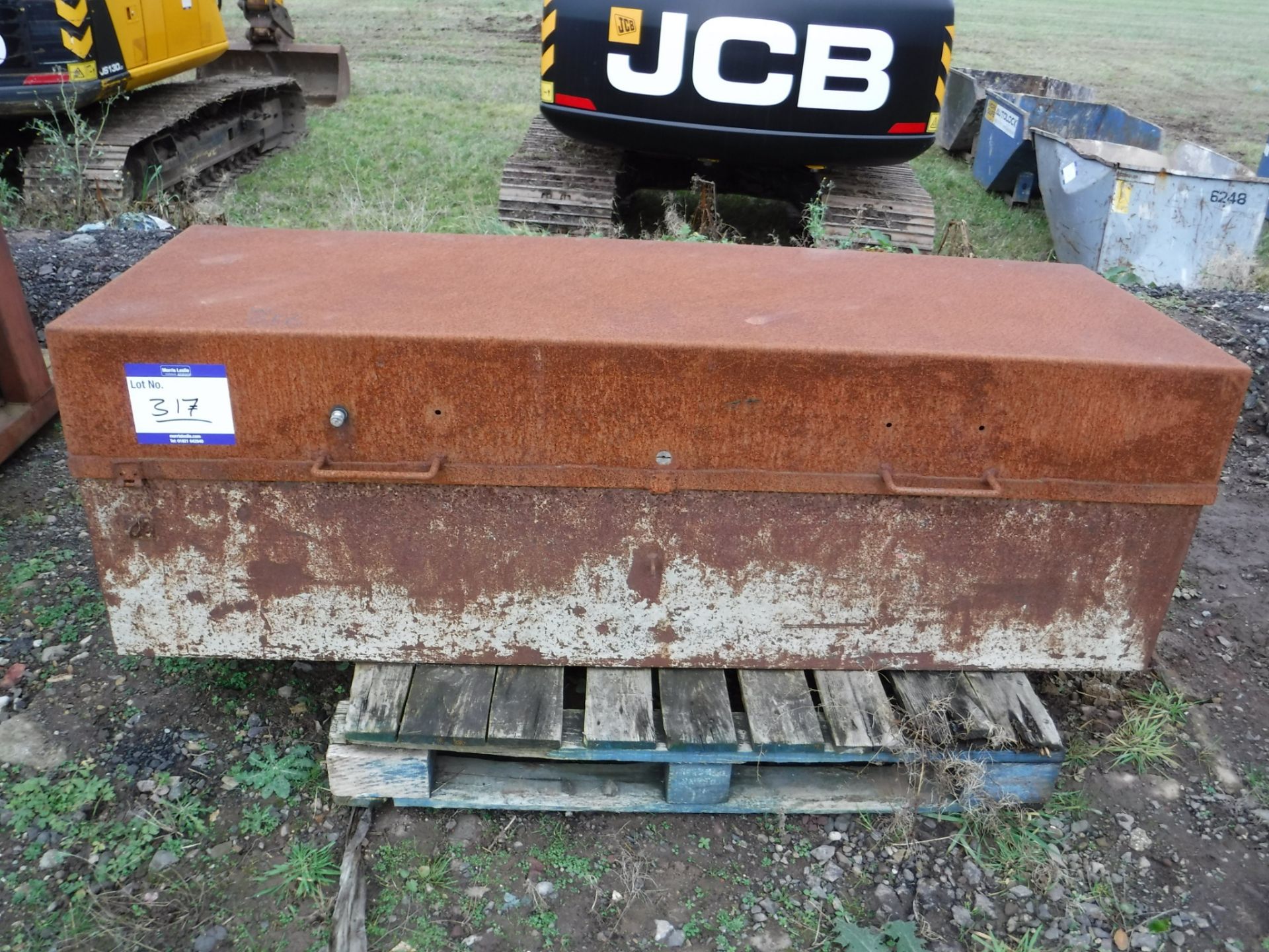 METAL STORAGE CHEST