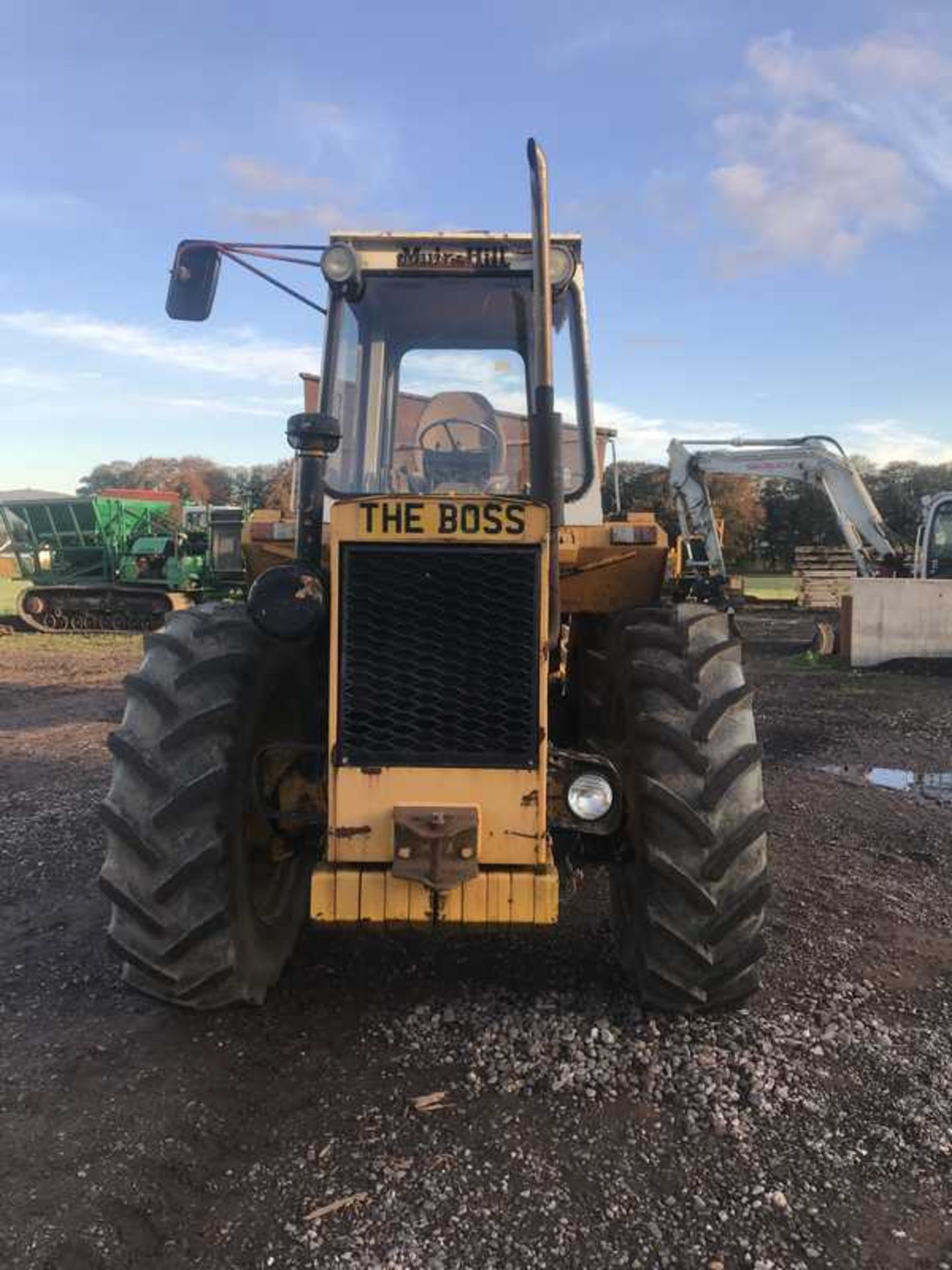 MUIR HILL TRACTOR c/w GRAVEL CART AND HYDRAULIC SIDE DELIVERY 600mm WIDE FLOTATION TYRES ON CART "TH - Image 2 of 8