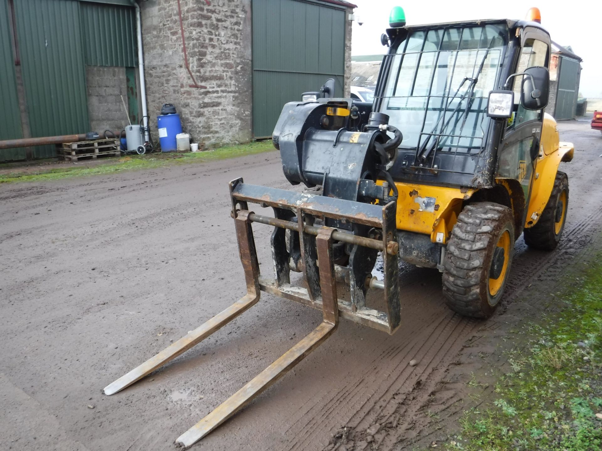 2013 JCB 520 4m loadall c/w pallet forks & JCB plantguard system. S/N 1781670 3800hrs - Image 4 of 4